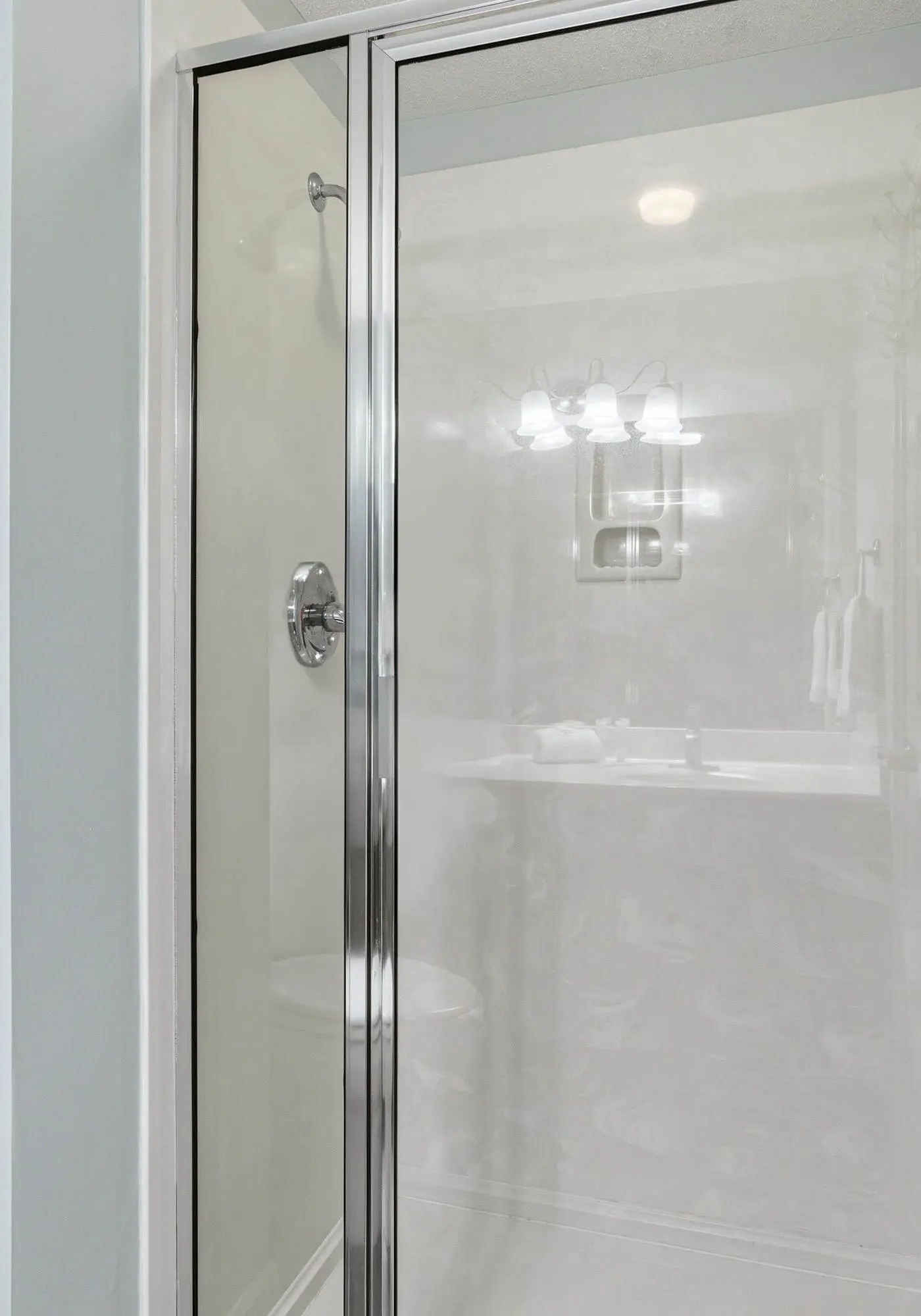 Ground floor, oceanfront condo with pool, fast WiFi & seasonal beach service