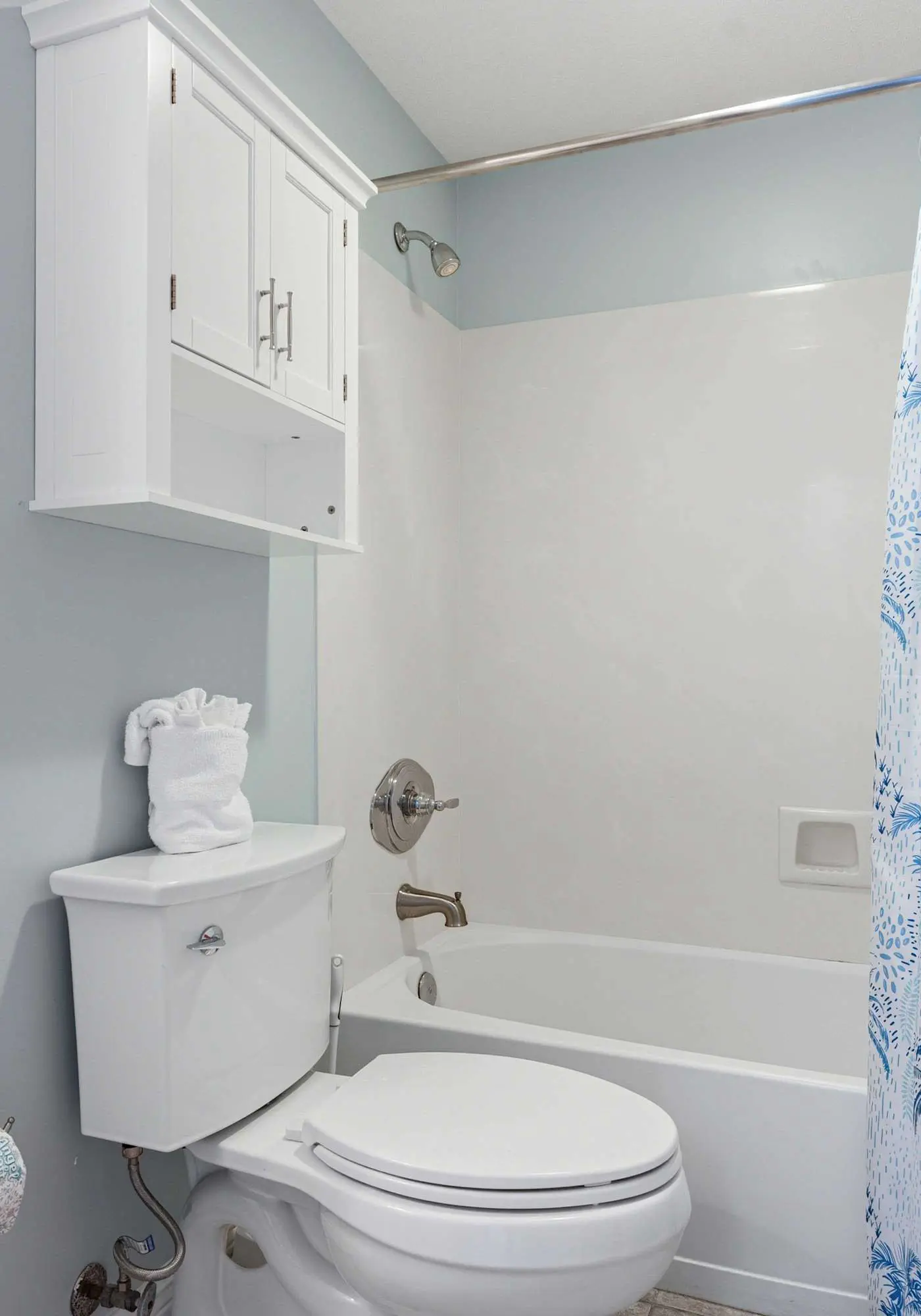 Ground floor, oceanfront condo with pool, fast WiFi & seasonal beach service
