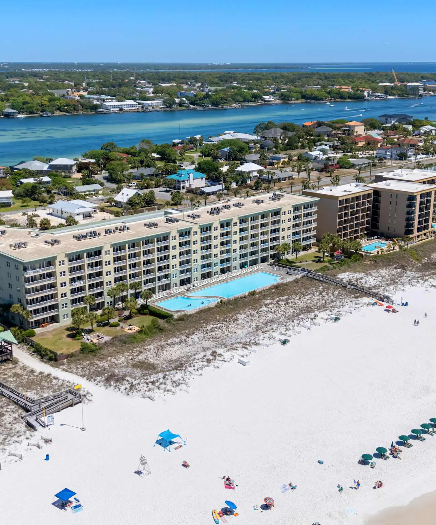 Ground floor, oceanfront condo with pool, fast WiFi & seasonal beach service
