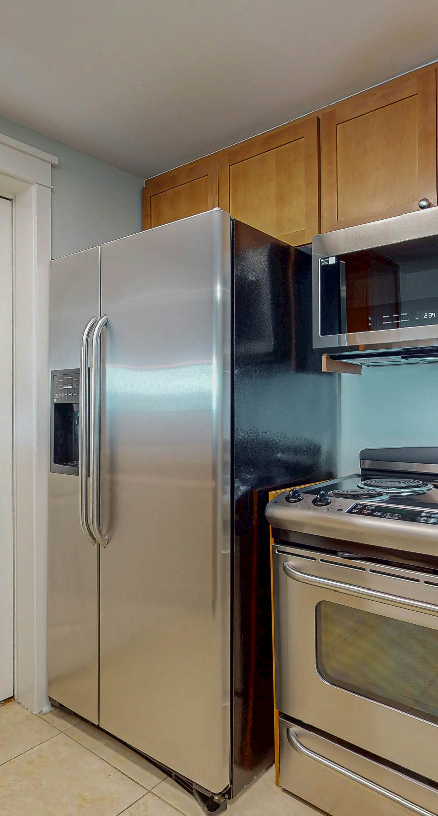 Beautiful beachfront home with balcony, shared pool and beach access