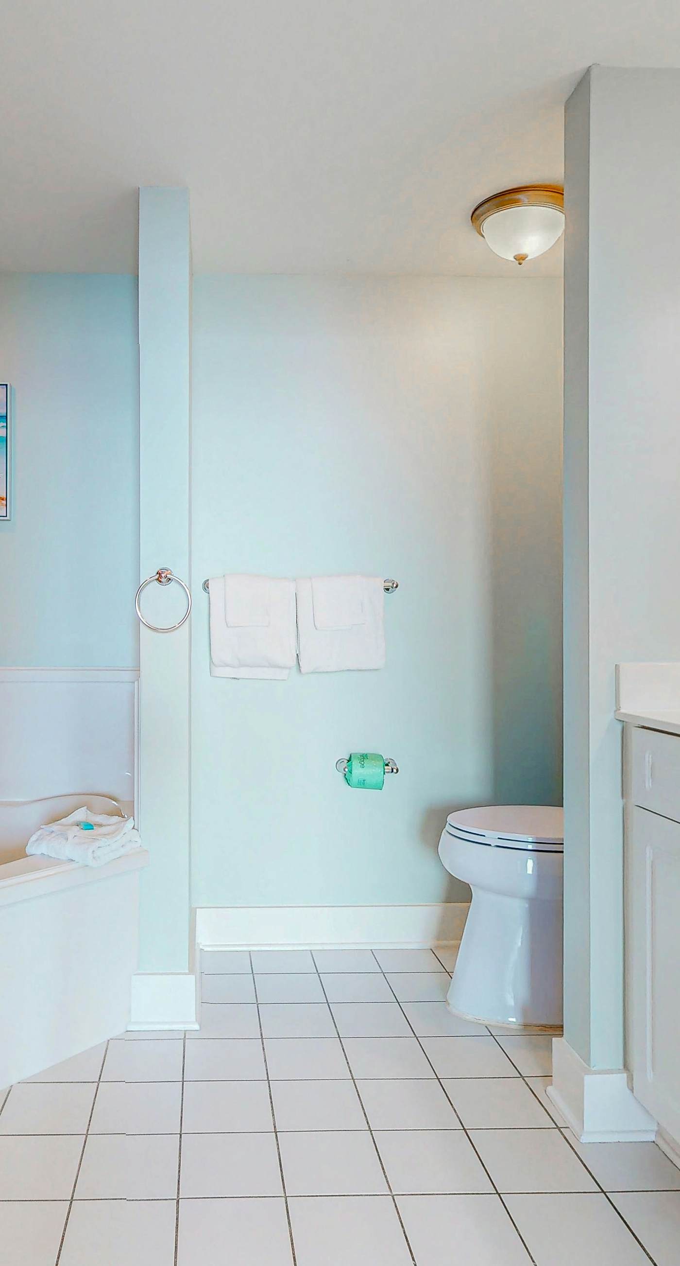 Beautiful beachfront home with balcony, shared pool and beach access