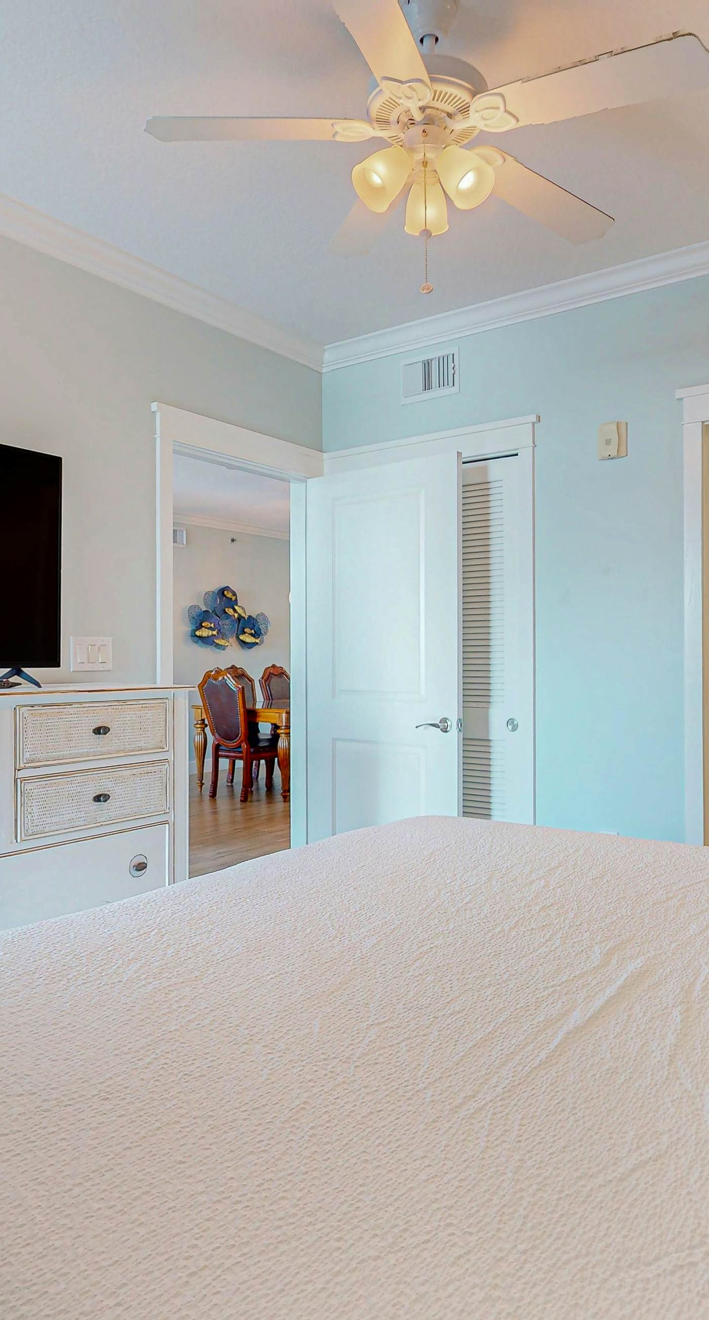 Beautiful beachfront home with balcony, shared pool and beach access