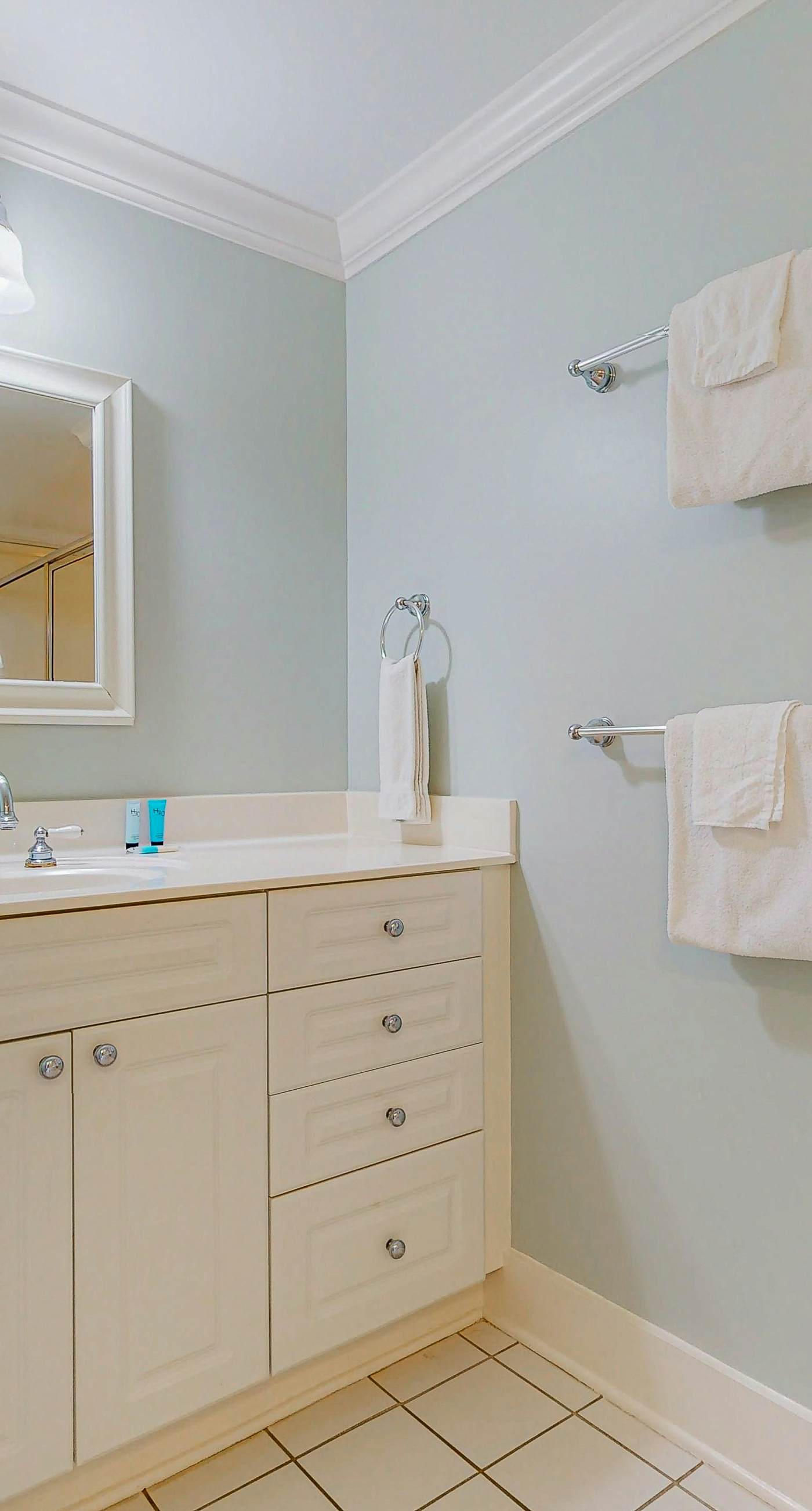 Beautiful beachfront home with balcony, shared pool and beach access