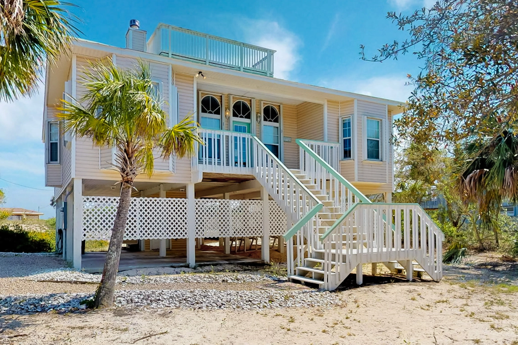 Beautiful dog-friendly home steps away from the beach
