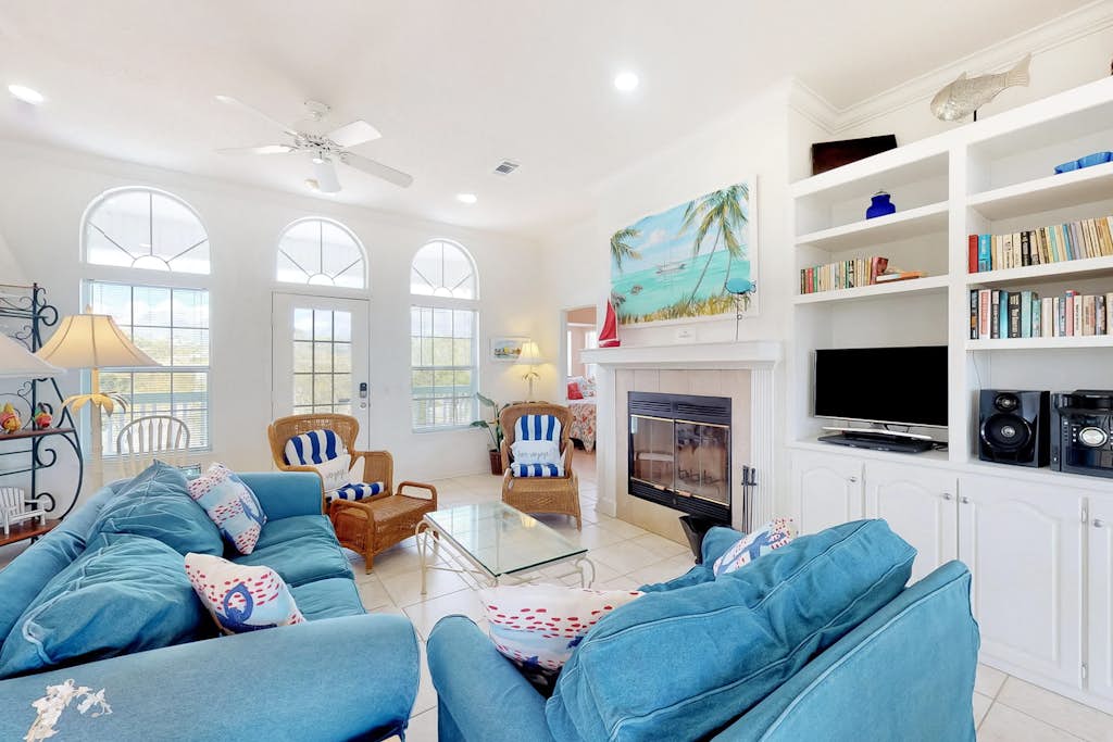 Beautiful dog-friendly home steps away from the beach