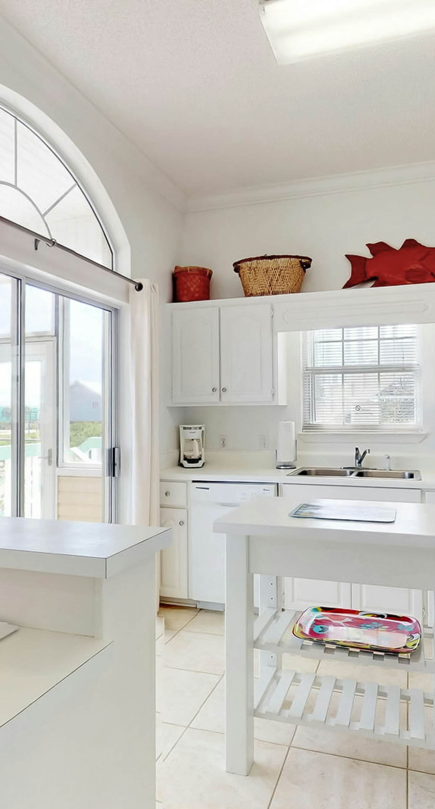 Beautiful dog-friendly home steps away from the beach