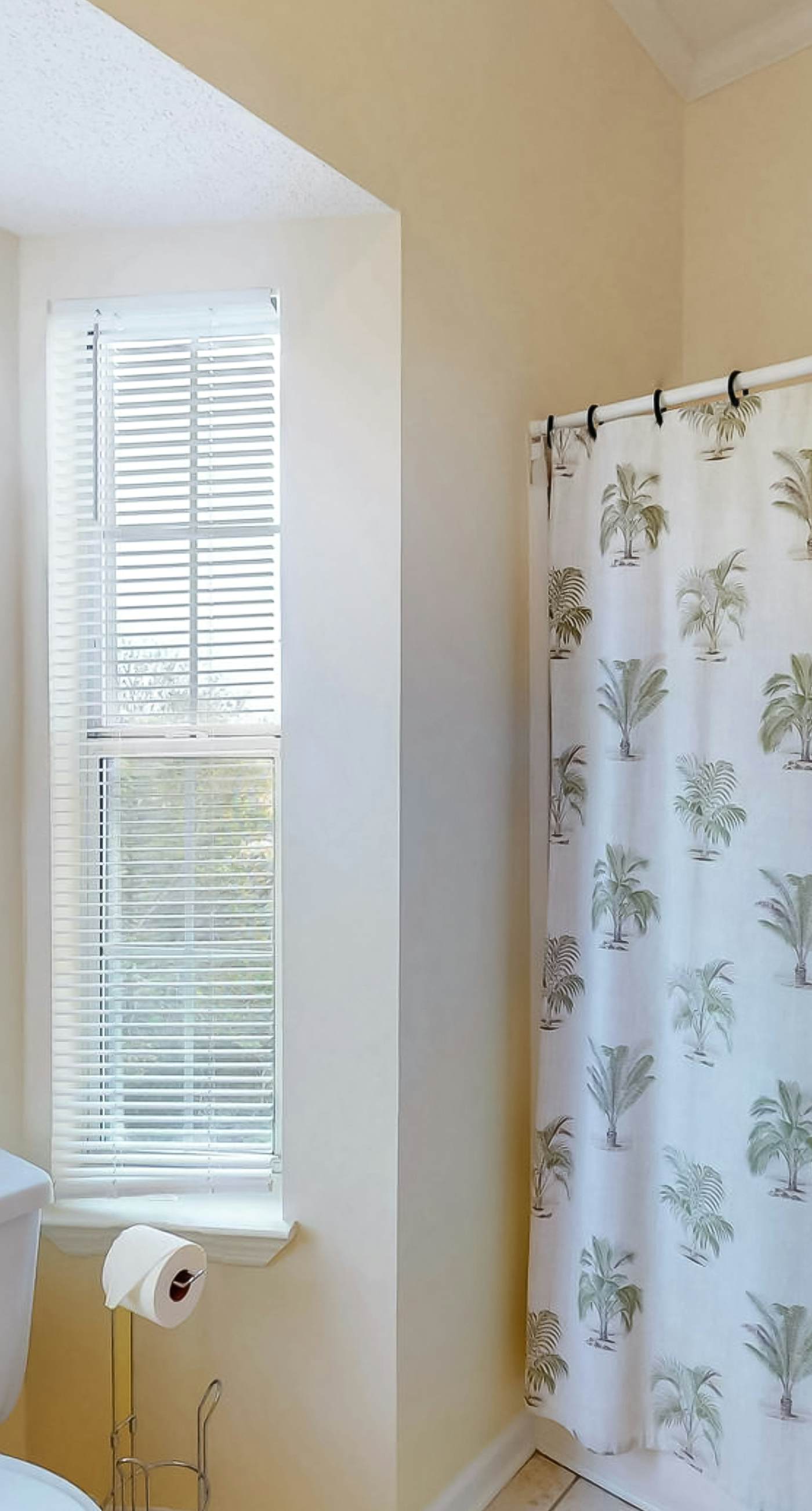 Beautiful dog-friendly home steps away from the beach