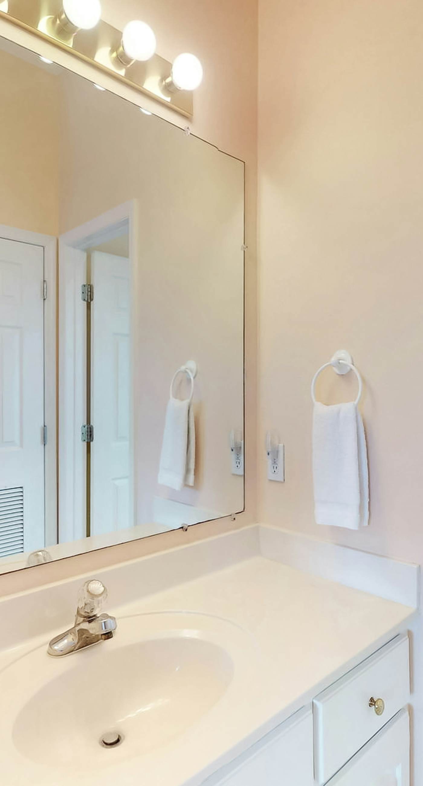 Beautiful dog-friendly home steps away from the beach