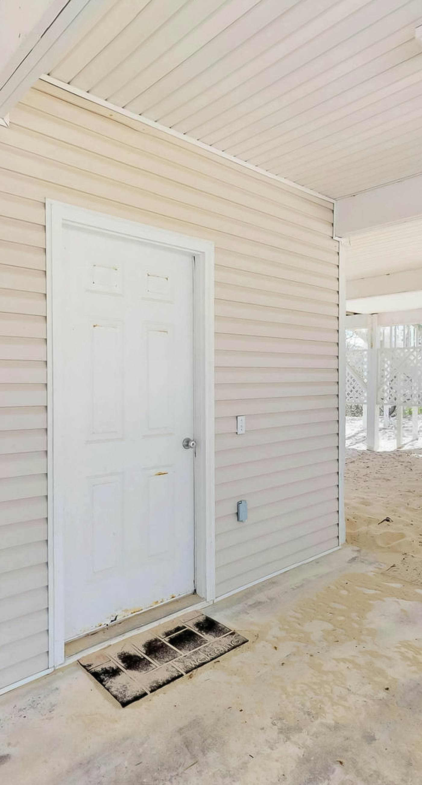 Beautiful dog-friendly home steps away from the beach