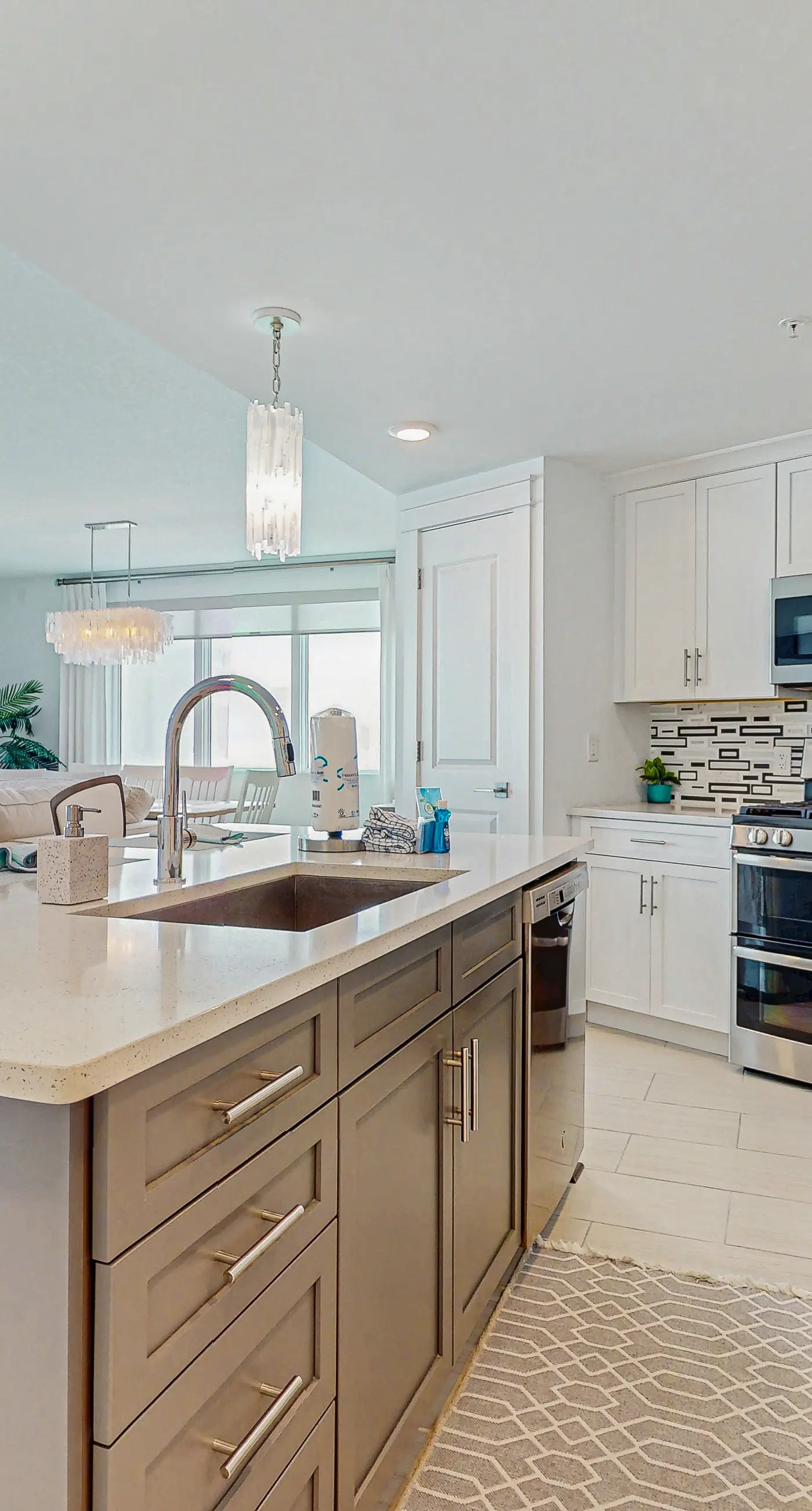 Blu 507 - Luxurious gulf front condo with private balcony, shared pool & beach access