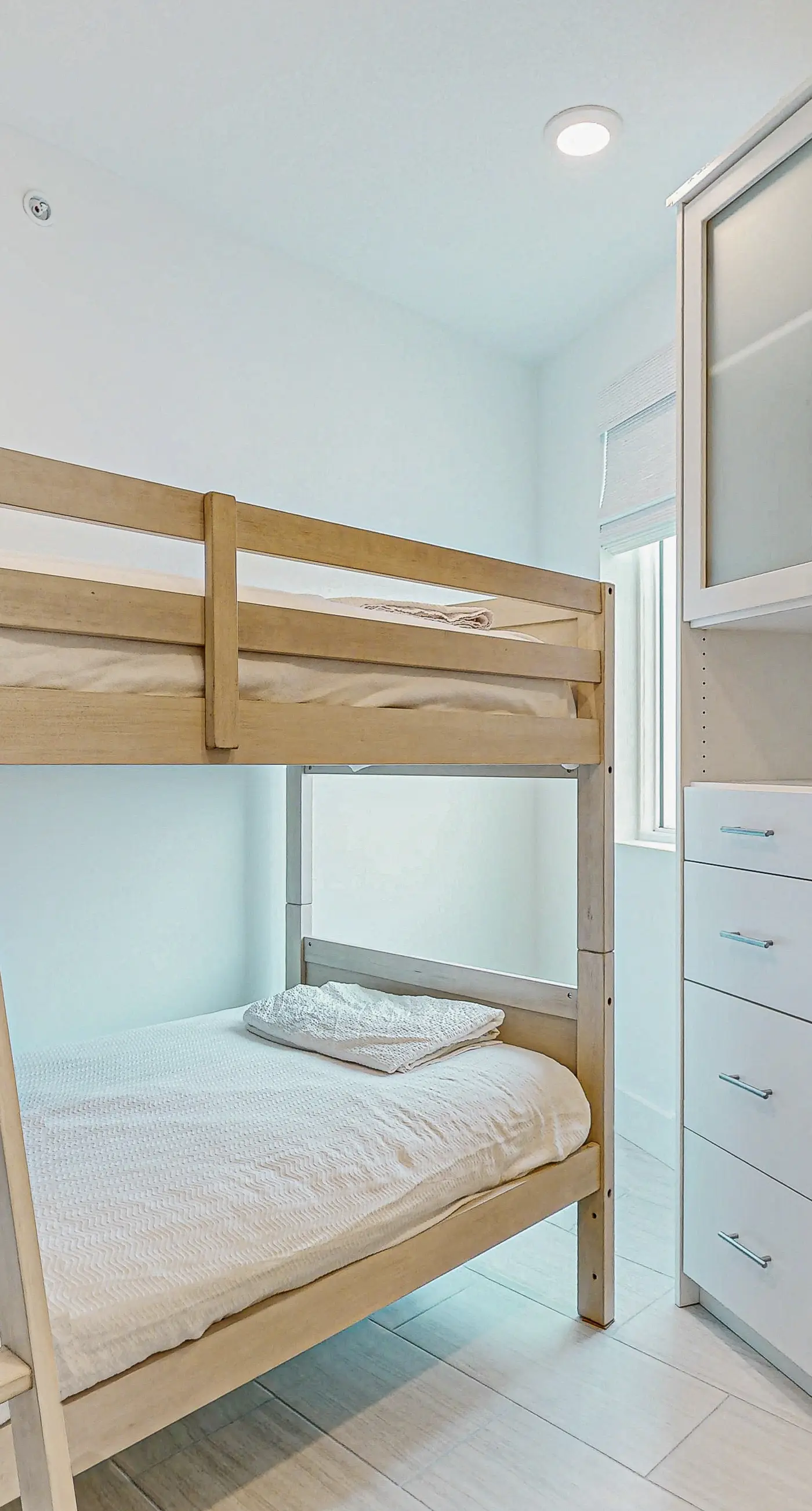 Blu 507 - Luxurious gulf front condo with private balcony, shared pool & beach access