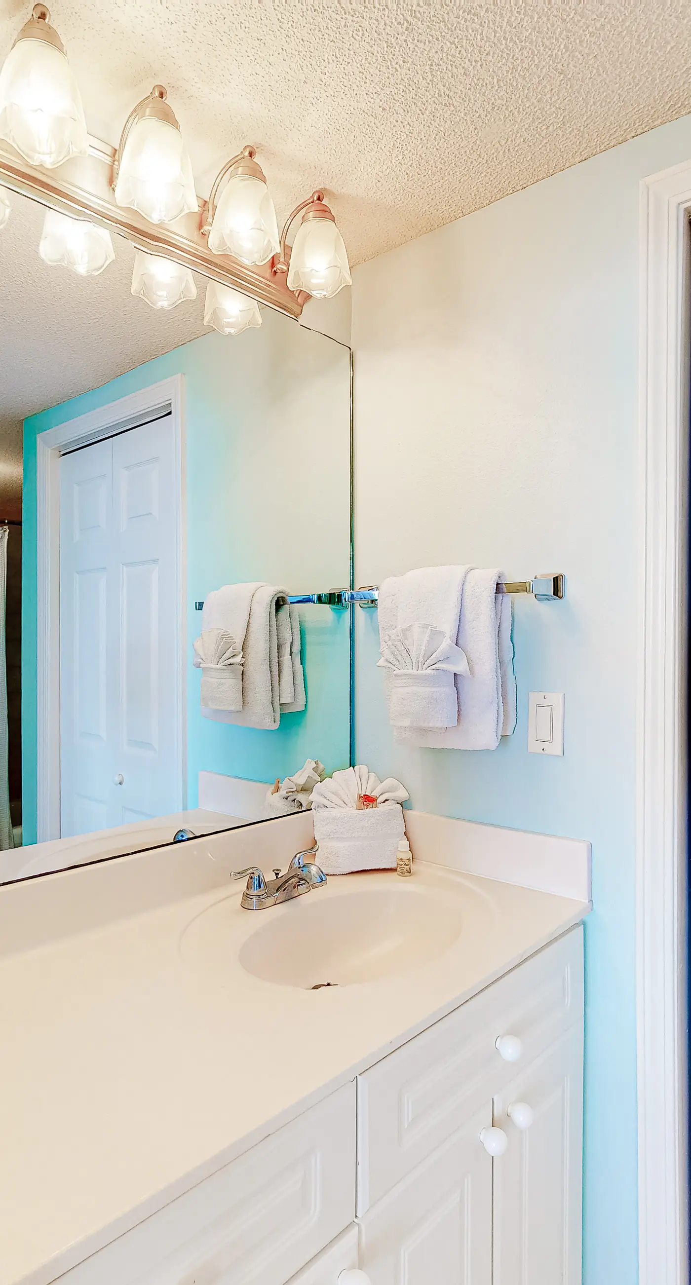 Fourth floor spacious, beachfront condo with views - close to entertainment