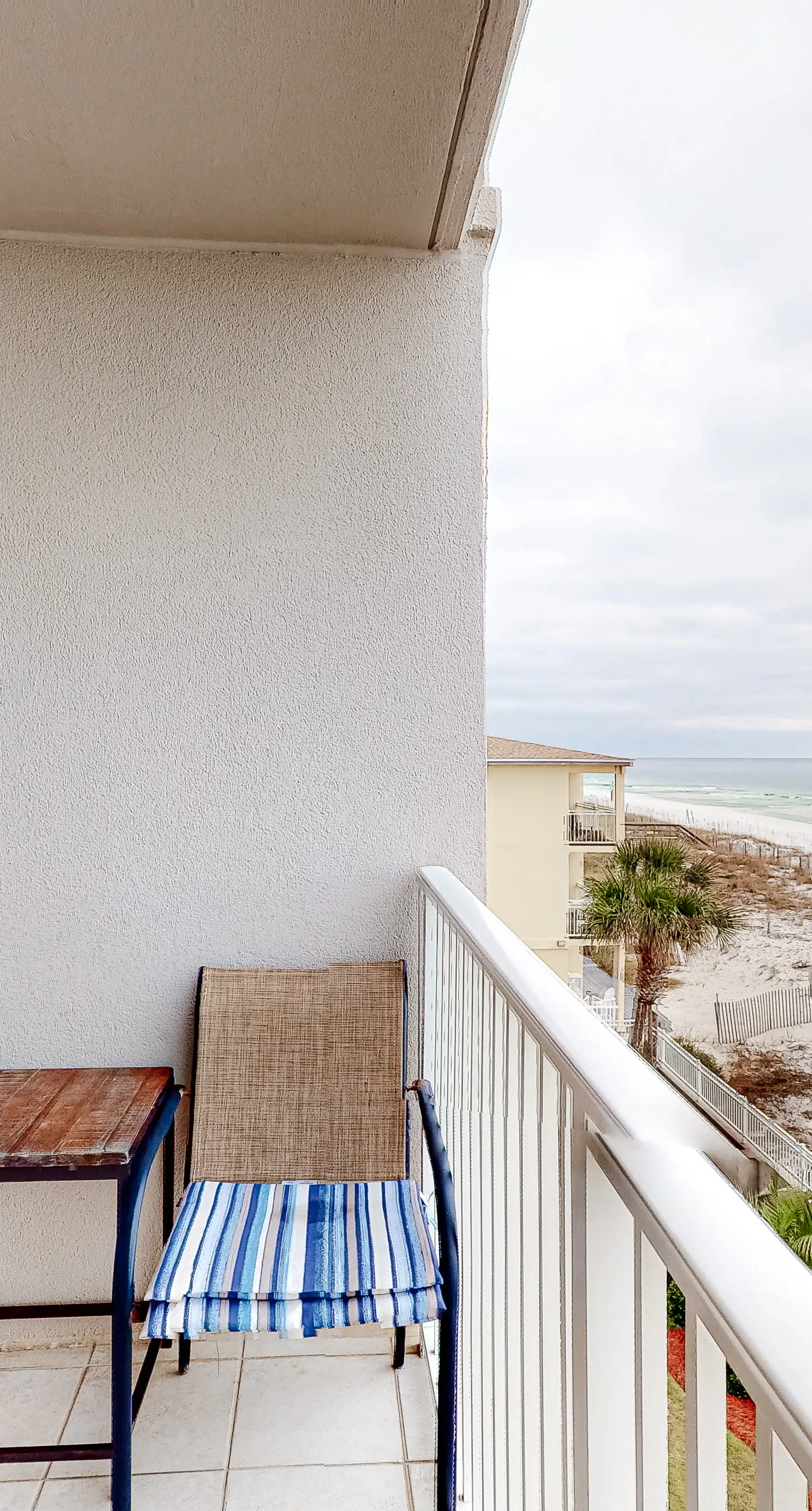 Fourth floor spacious, beachfront condo with views - close to entertainment