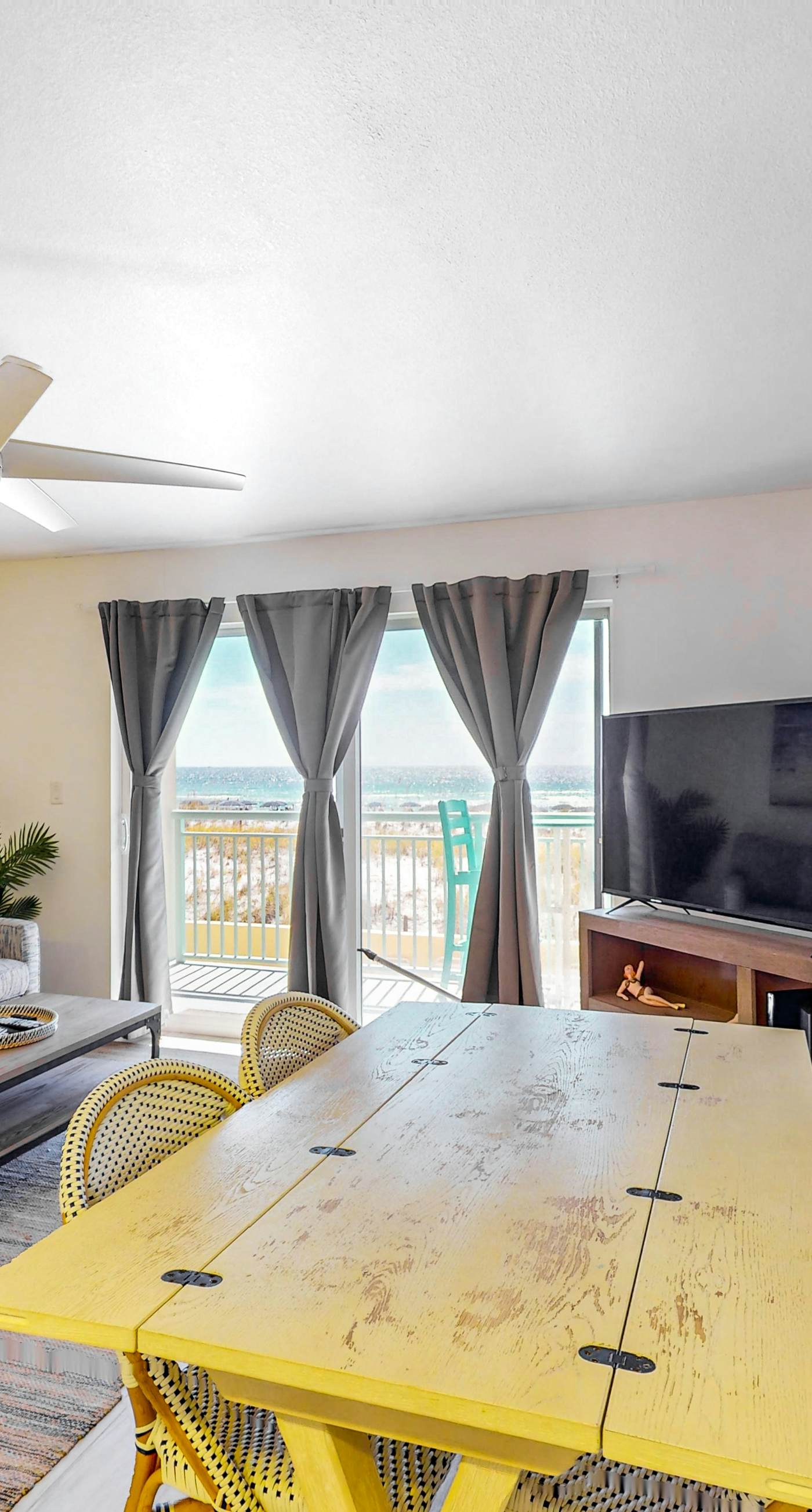 Pelican Isle 118-Beachfront Condo, gorgeous views, shared pool and beach access