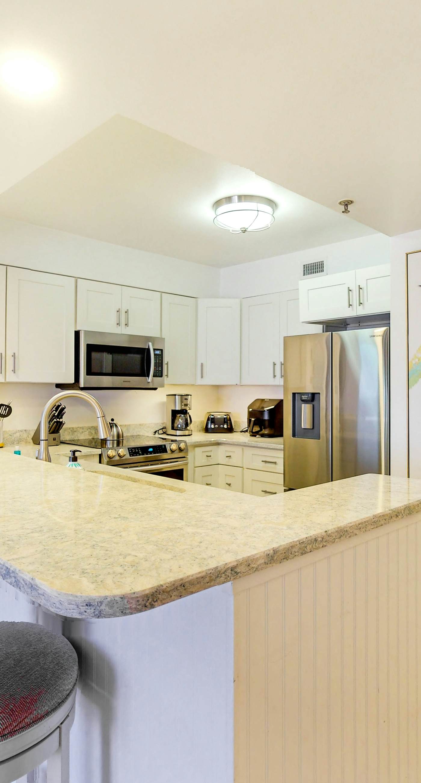 Pelican Isle 118-Beachfront Condo, gorgeous views, shared pool and beach access