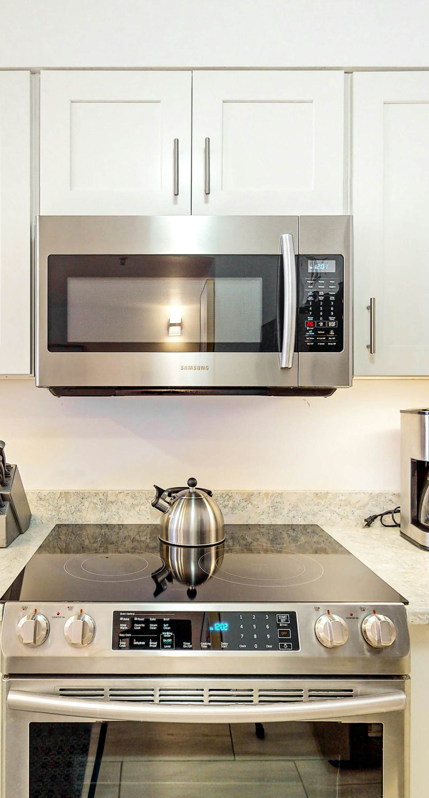 Pelican Isle 118-Beachfront Condo, gorgeous views, shared pool and beach access