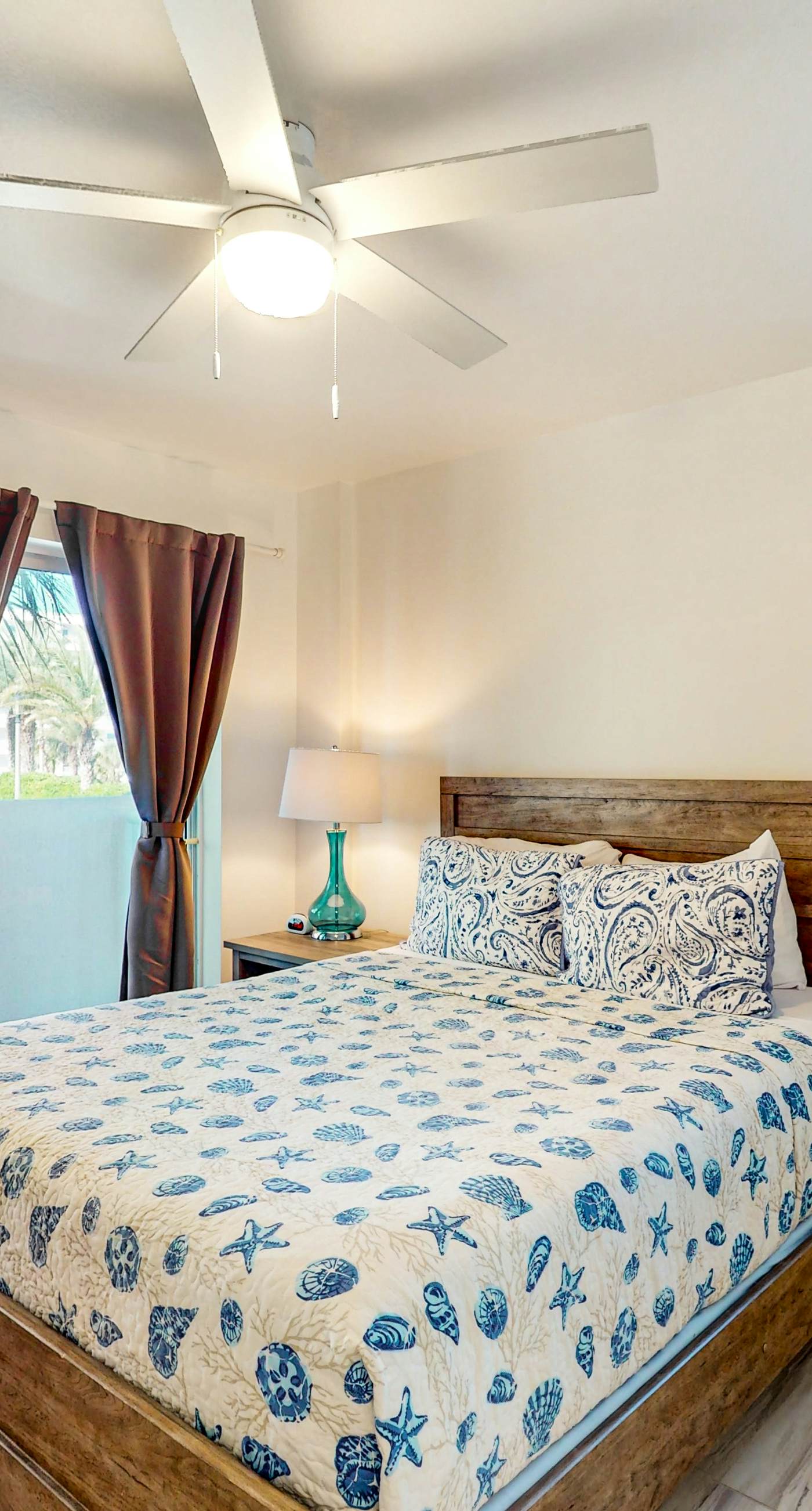 Pelican Isle 118-Beachfront Condo, gorgeous views, shared pool and beach access