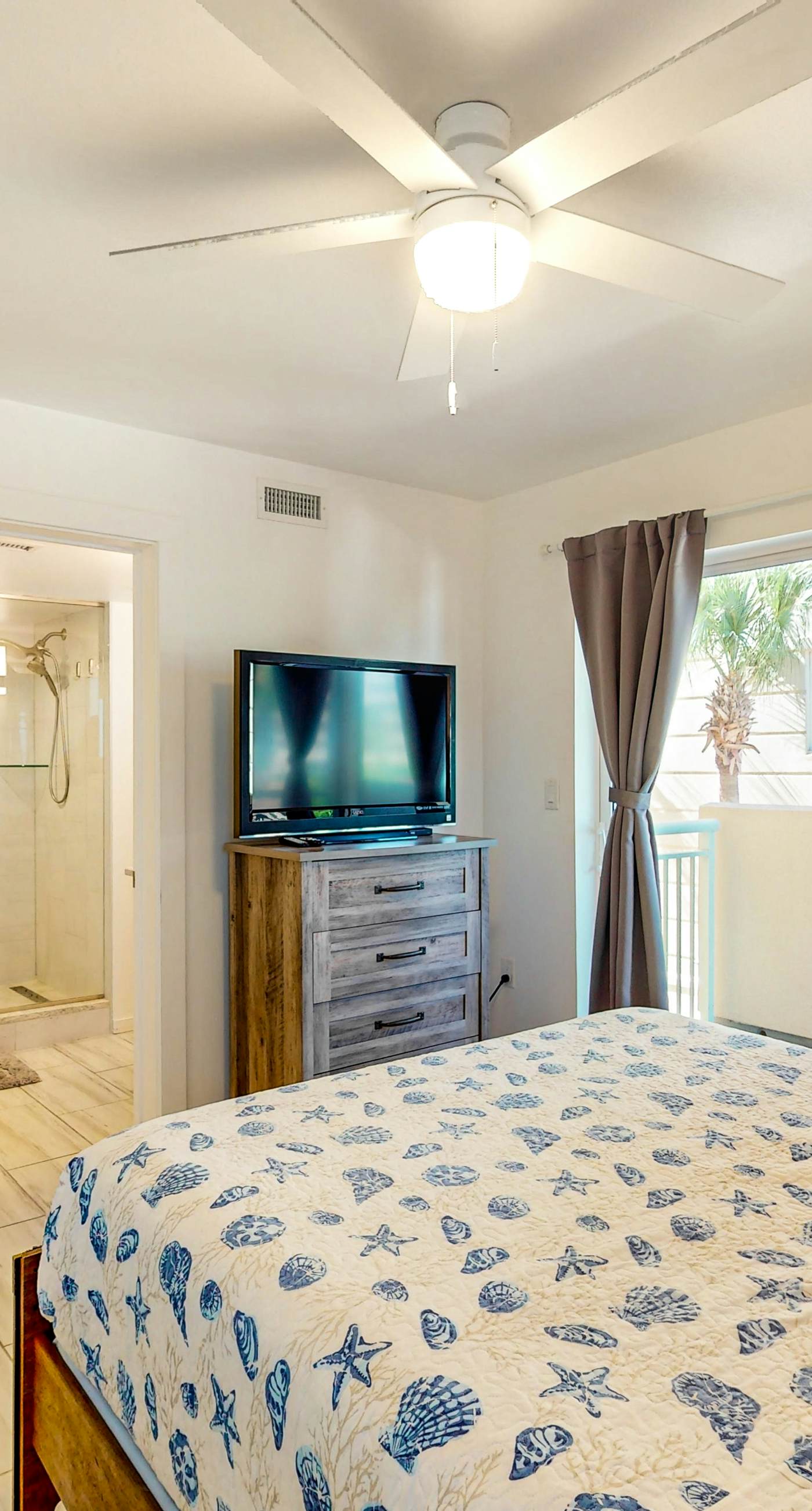 Pelican Isle 118-Beachfront Condo, gorgeous views, shared pool and beach access