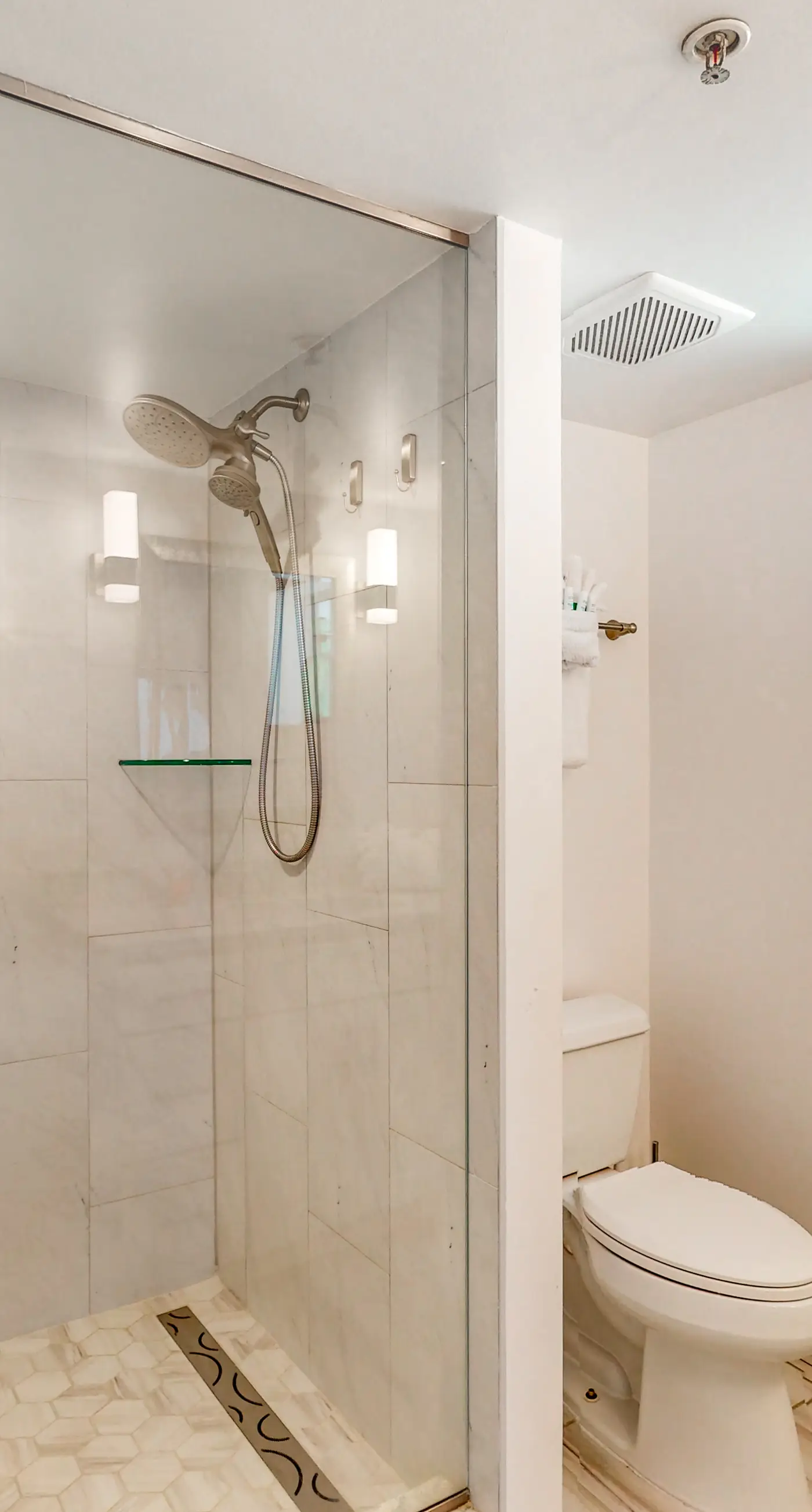 Pelican Isle 118-Beachfront Condo, gorgeous views, shared pool and beach access