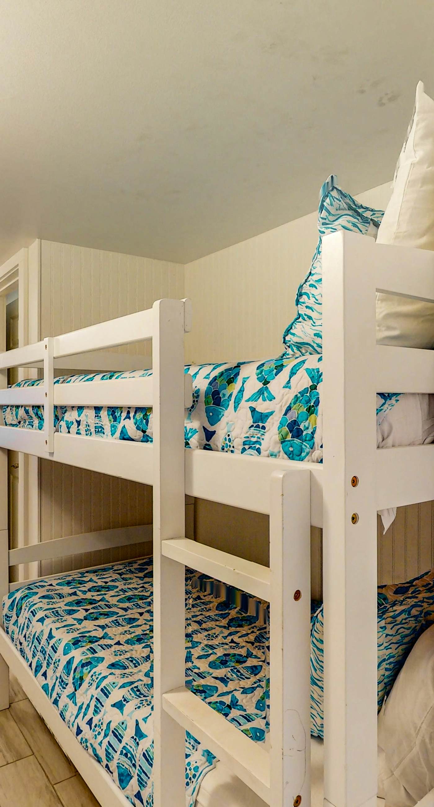 Pelican Isle 118-Beachfront Condo, gorgeous views, shared pool and beach access