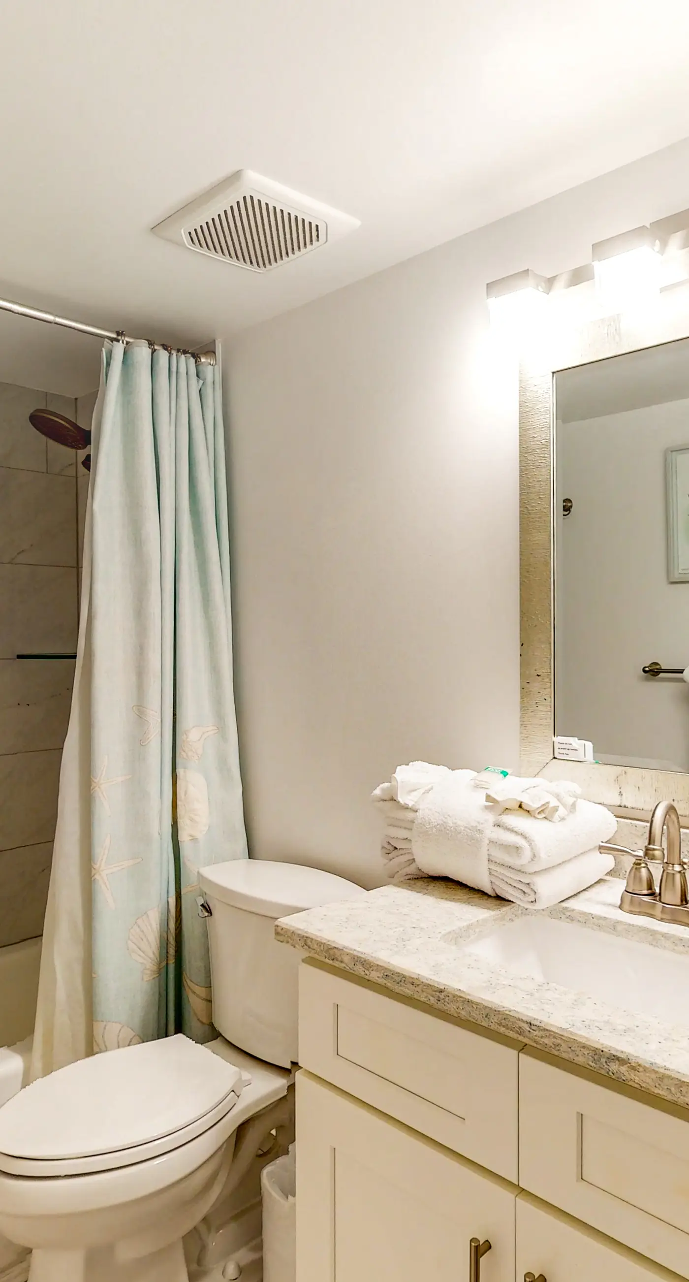 Pelican Isle 118-Beachfront Condo, gorgeous views, shared pool and beach access