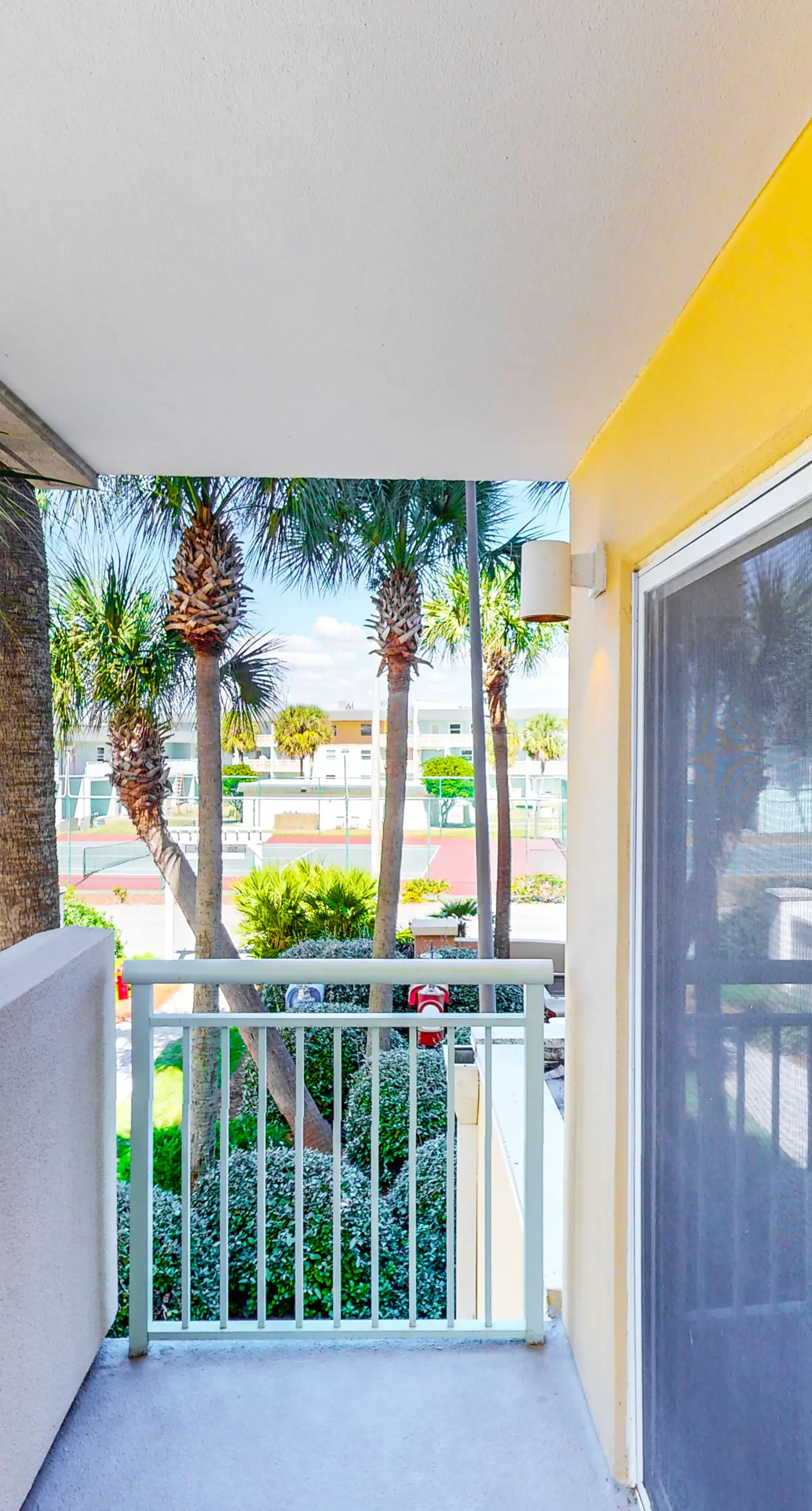 Pelican Isle 118-Beachfront Condo, gorgeous views, shared pool and beach access