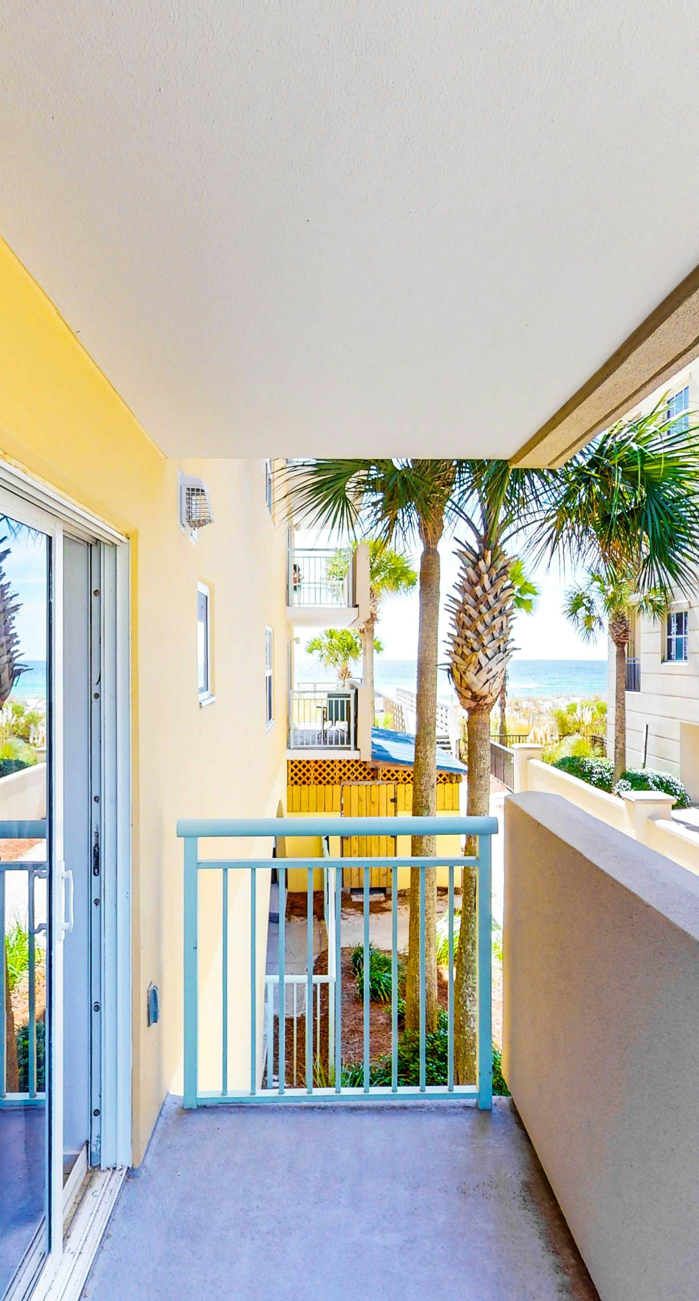 Pelican Isle 118-Beachfront Condo, gorgeous views, shared pool and beach access