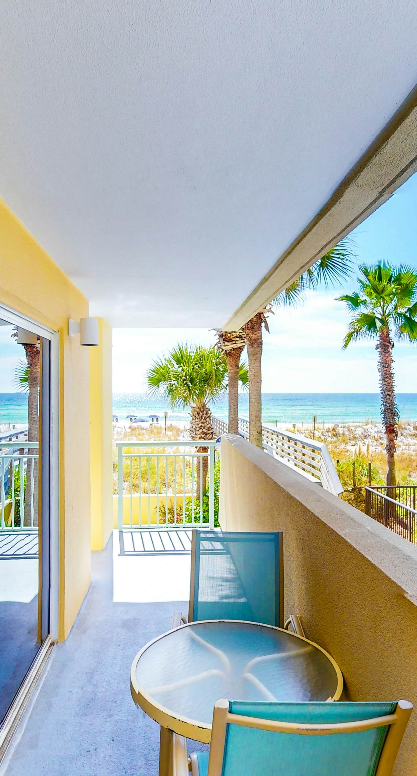 Pelican Isle 118-Beachfront Condo, gorgeous views, shared pool and beach access