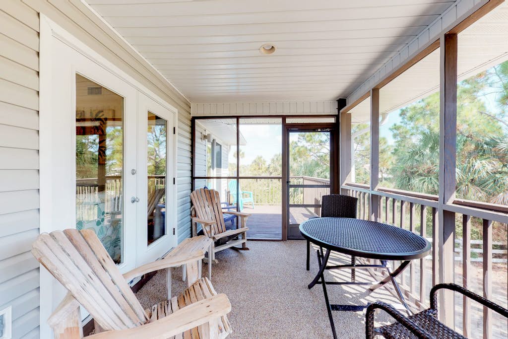 Dog-friendly home near the beach with spacious living area, porch & sundeck