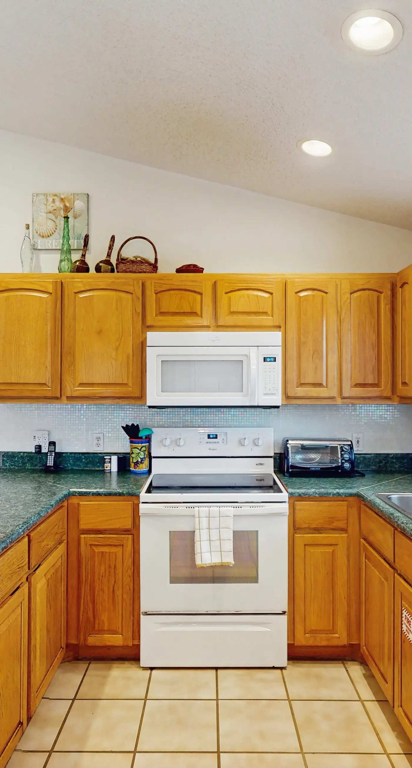 Dog-friendly home near the beach with spacious living area, porch & sundeck