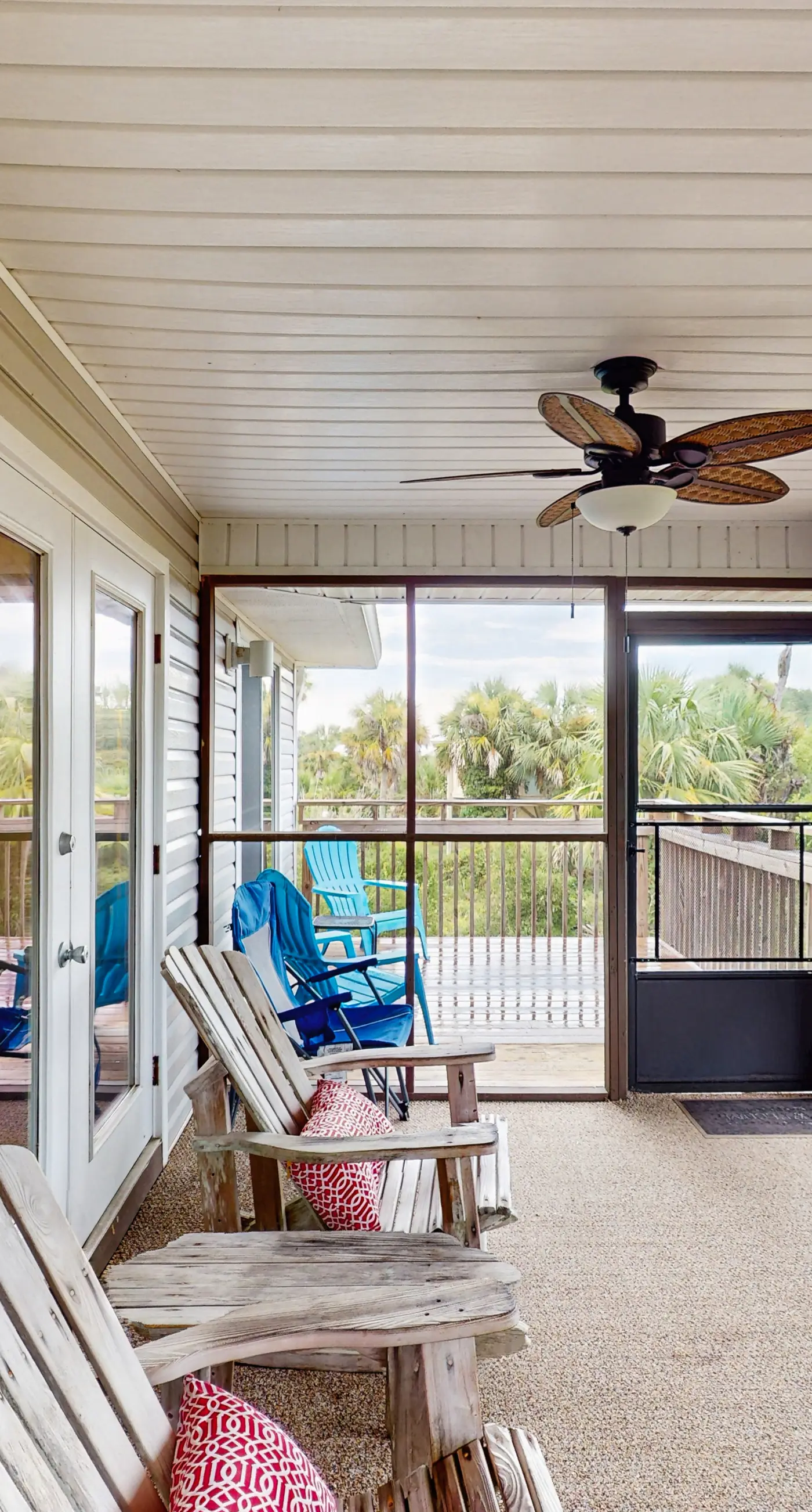 Dog-friendly home near the beach with spacious living area, porch & sundeck