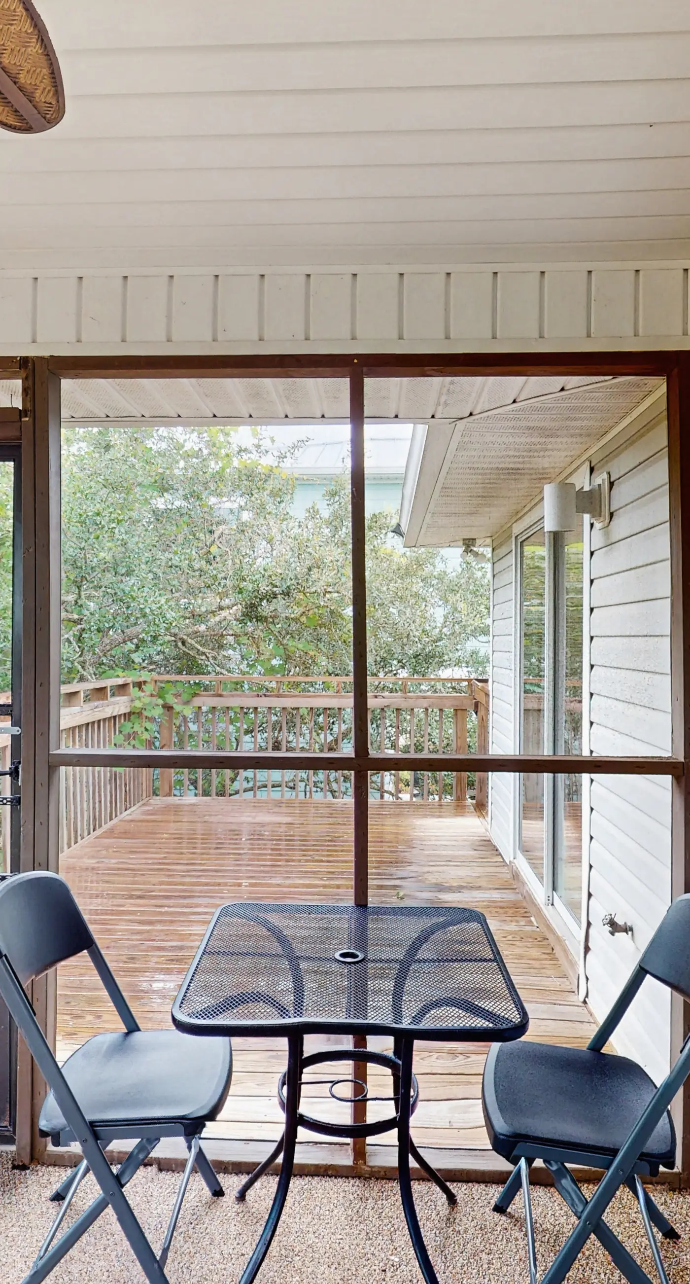 Dog-friendly home near the beach with spacious living area, porch & sundeck