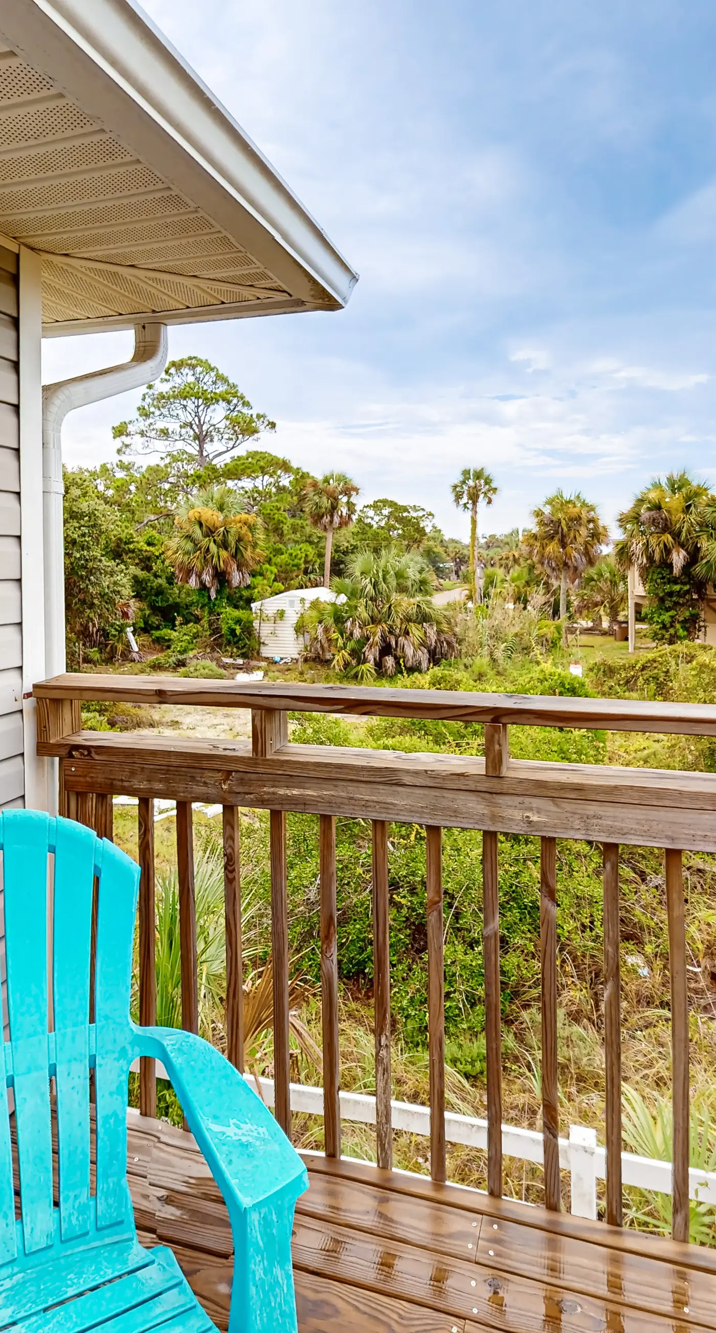 Dog-friendly home near the beach with spacious living area, porch & sundeck