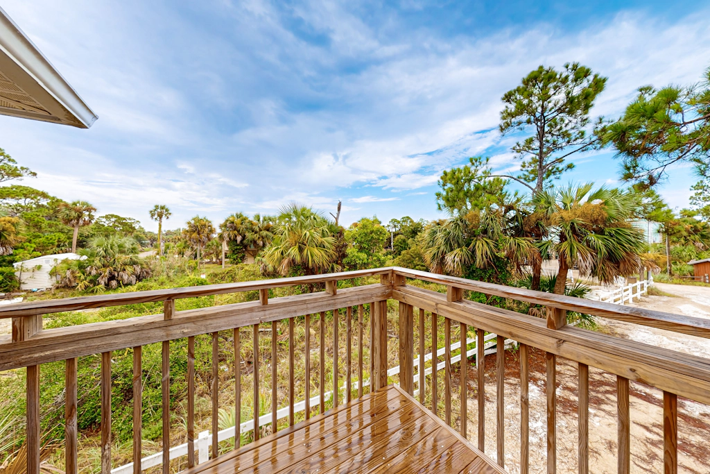 Dog-friendly home near the beach with spacious living area, porch & sundeck