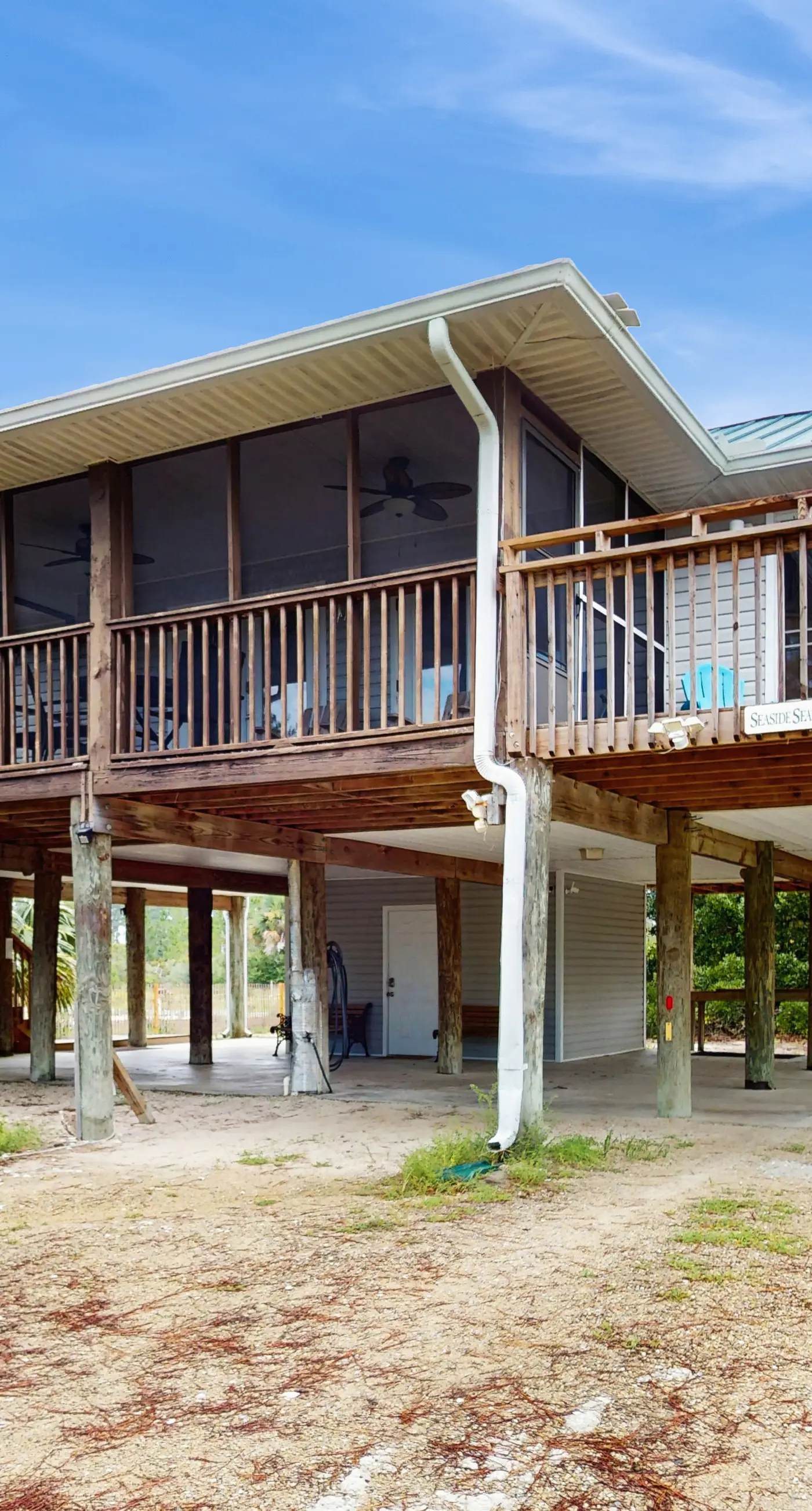 Dog-friendly home near the beach with spacious living area, porch & sundeck