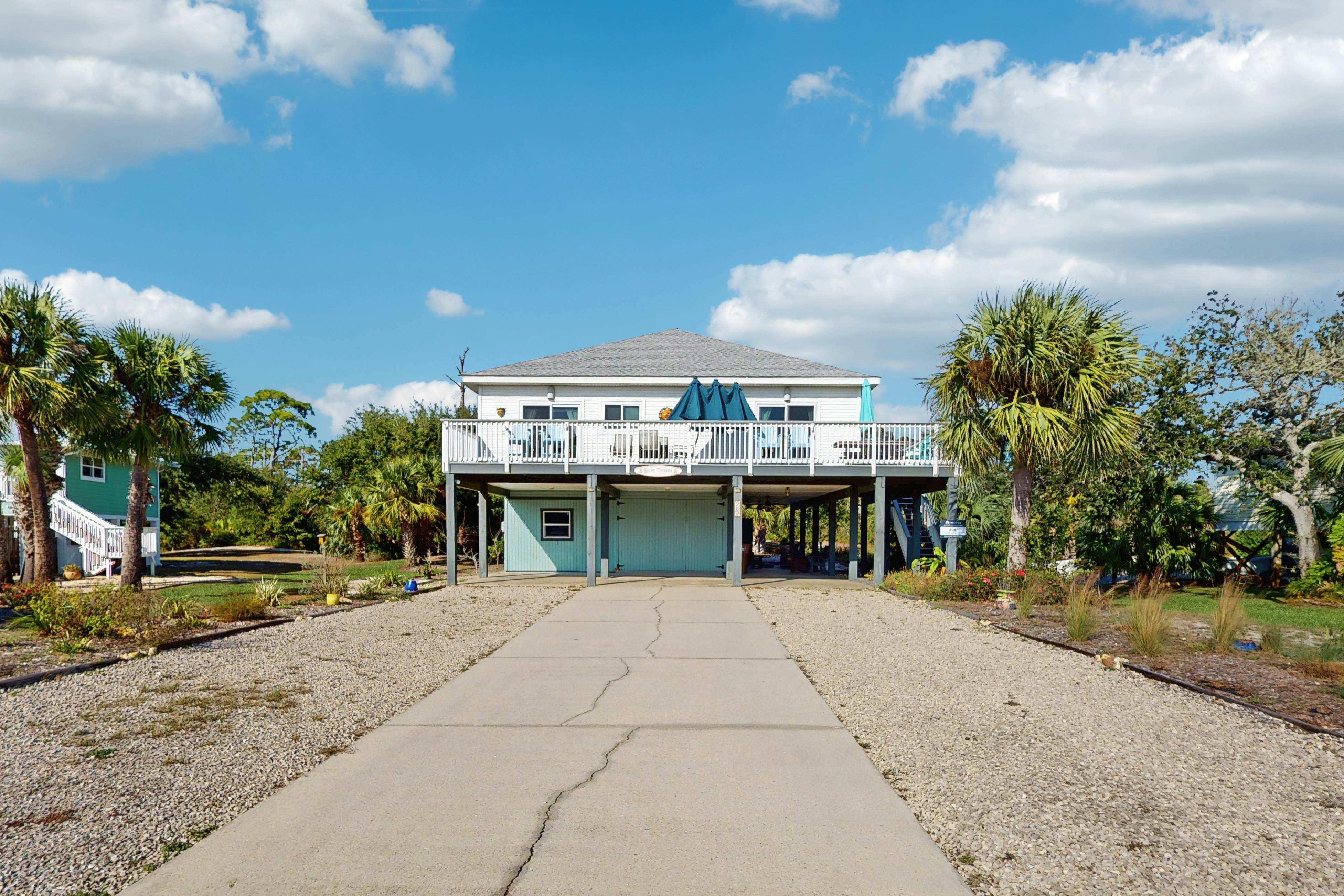 Charming beach house with a Gulf view, patio, deck, washer&dryer, & AC