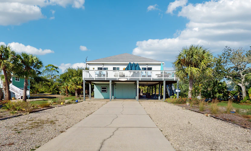 Charming beach house with a Gulf view, patio, deck, washer/dryer, & AC
