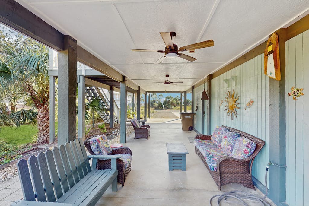 Charming beach house with a Gulf view, patio, deck, washer/dryer, & AC