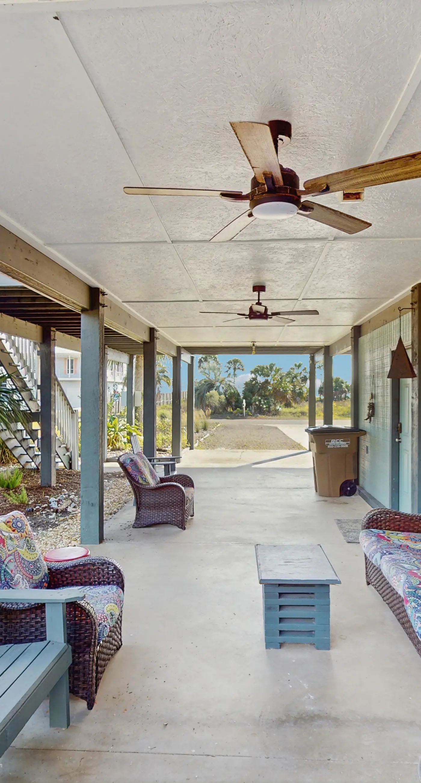 Charming beach house with a Gulf view, patio, deck, washer&dryer, & AC