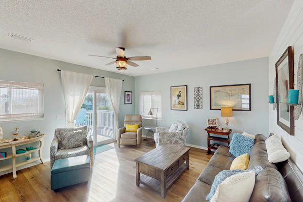 Charming beach house with a Gulf view, patio, deck, washer/dryer, & AC
