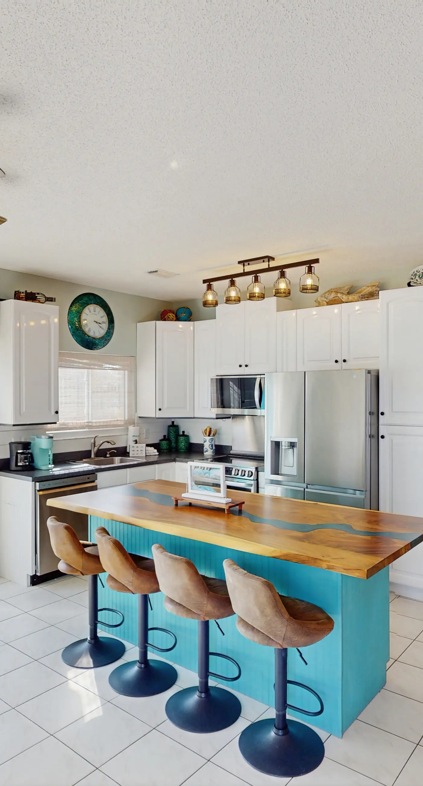 Charming beach house with a Gulf view, patio, deck, washer&dryer, & AC