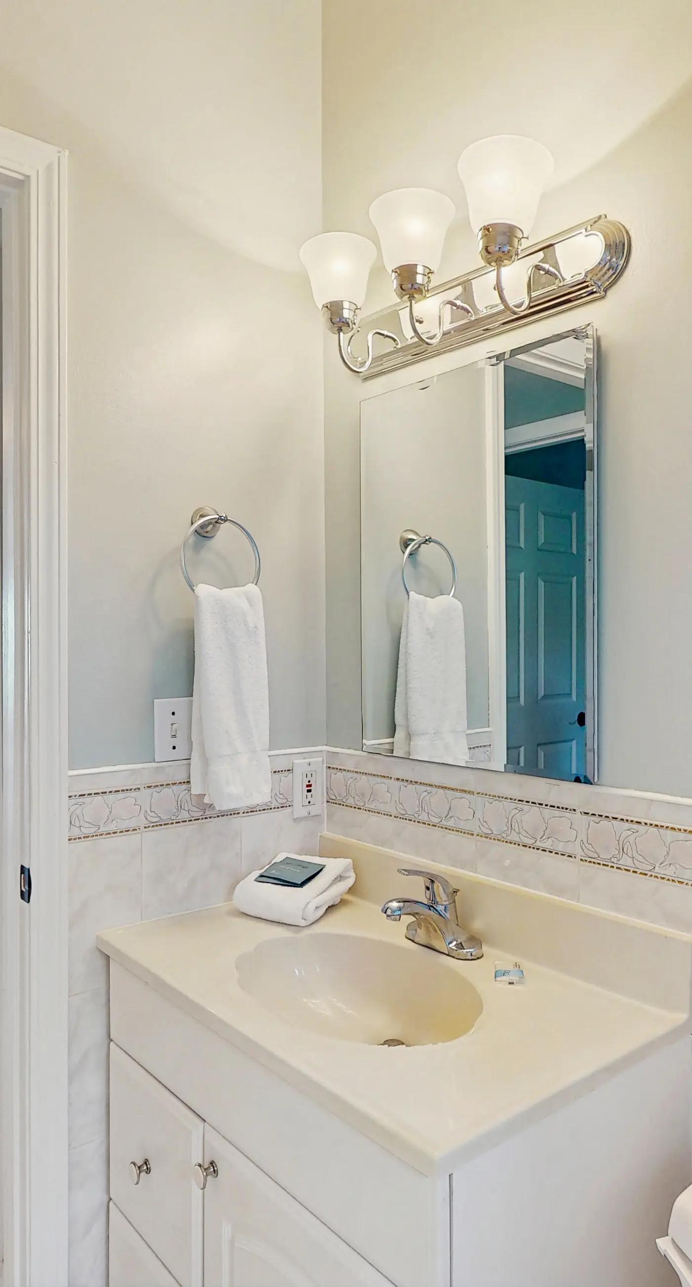 Charming beach house with a Gulf view, patio, deck, washer&dryer, & AC