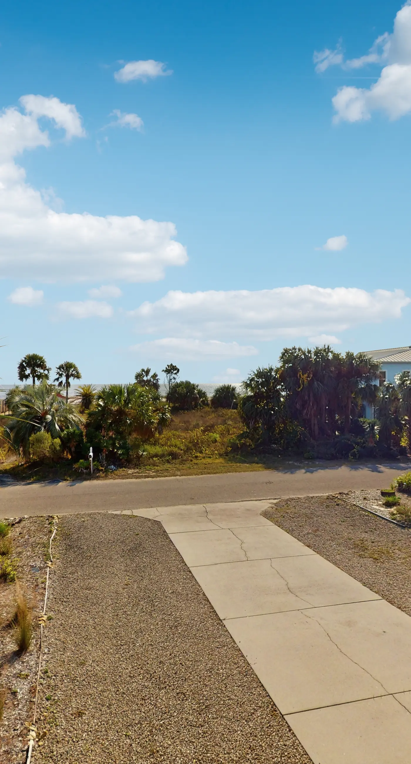Charming beach house with a Gulf view, patio, deck, washer&dryer, & AC