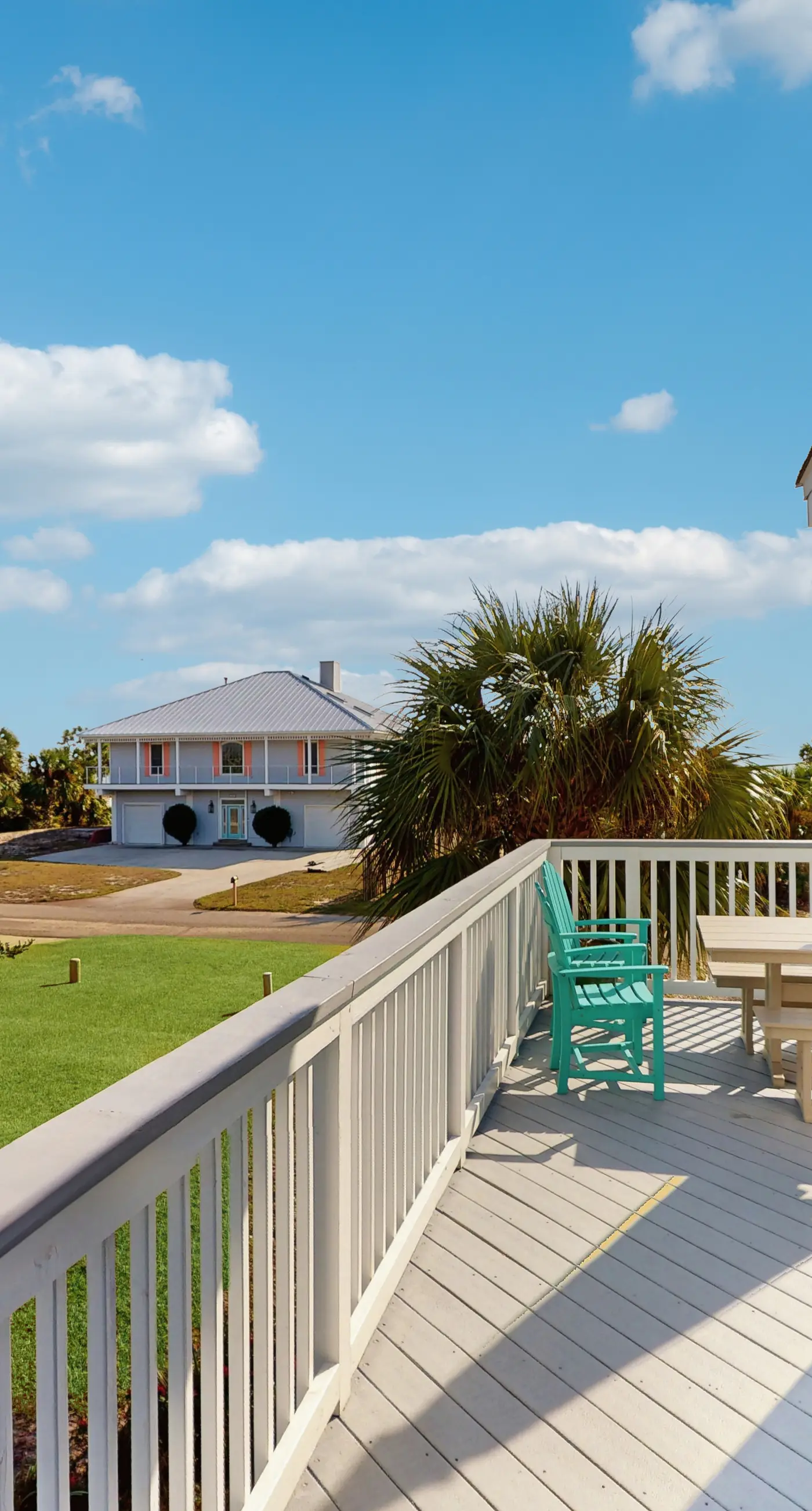 Charming beach house with a Gulf view, patio, deck, washer&dryer, & AC