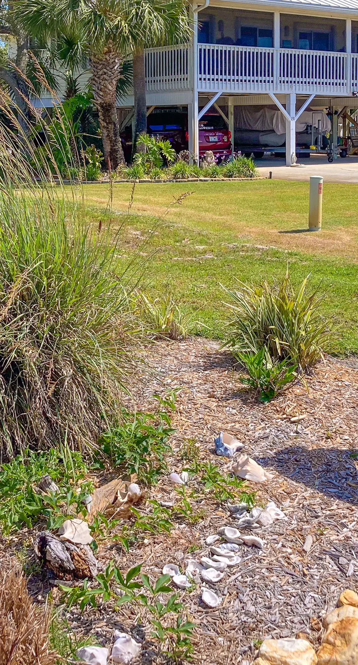 Charming beach house with a Gulf view, patio, deck, washer&dryer, & AC