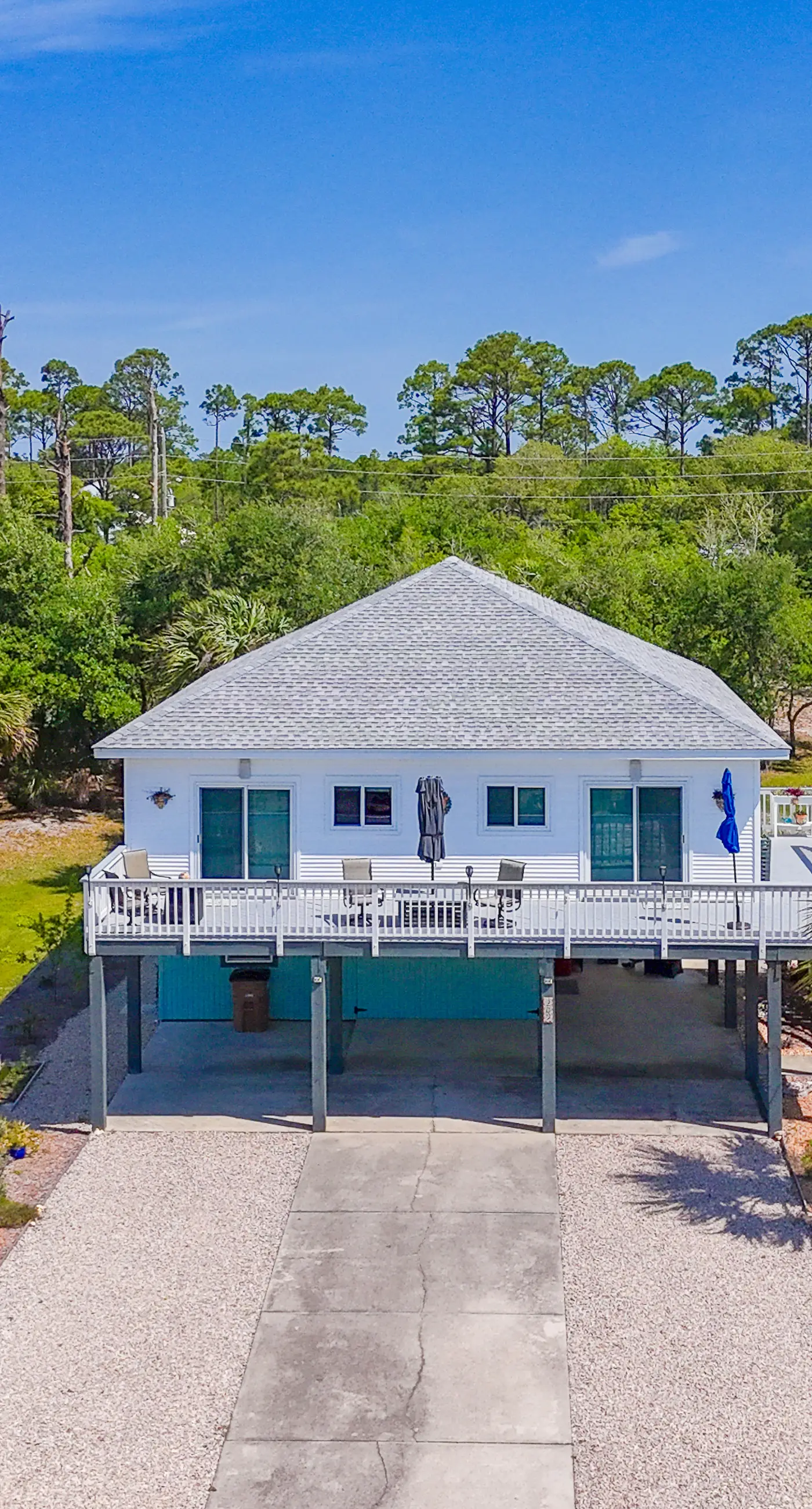 Charming beach house with a Gulf view, patio, deck, washer&dryer, & AC