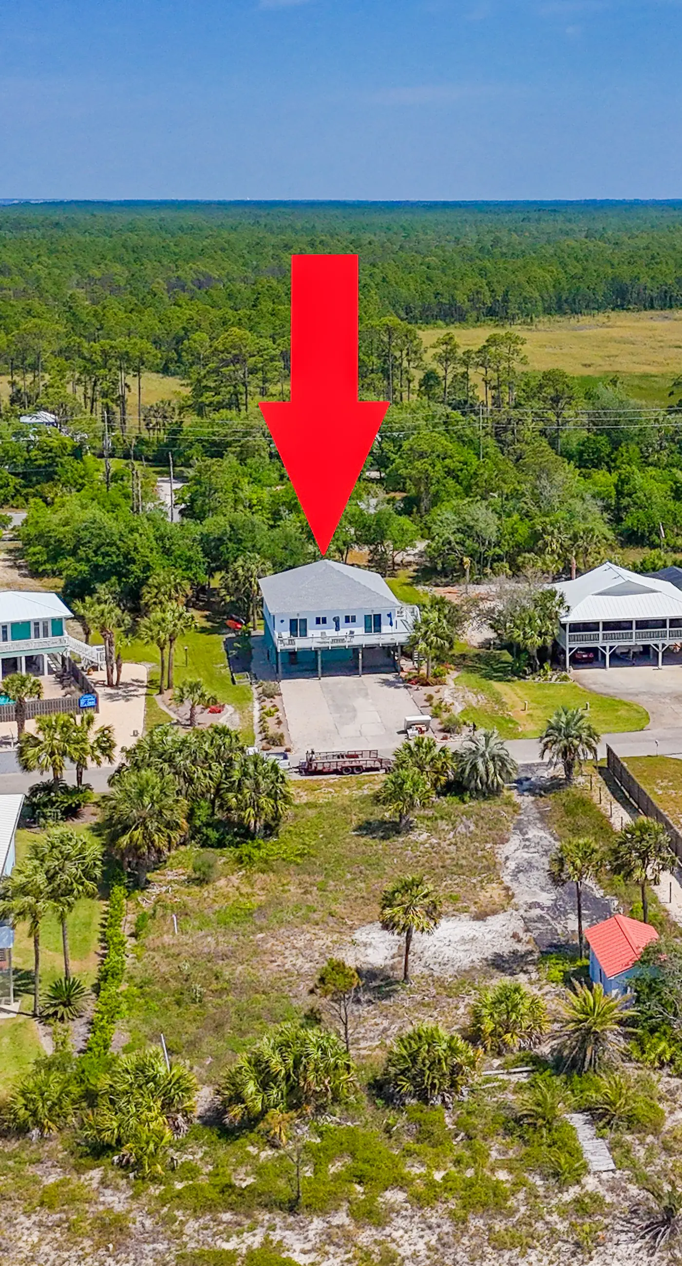 Charming beach house with a Gulf view, patio, deck, washer&dryer, & AC