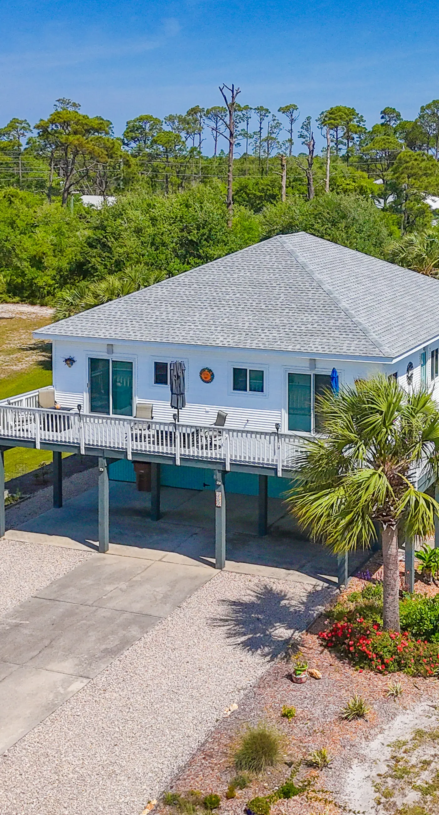 Charming beach house with a Gulf view, patio, deck, washer&dryer, & AC