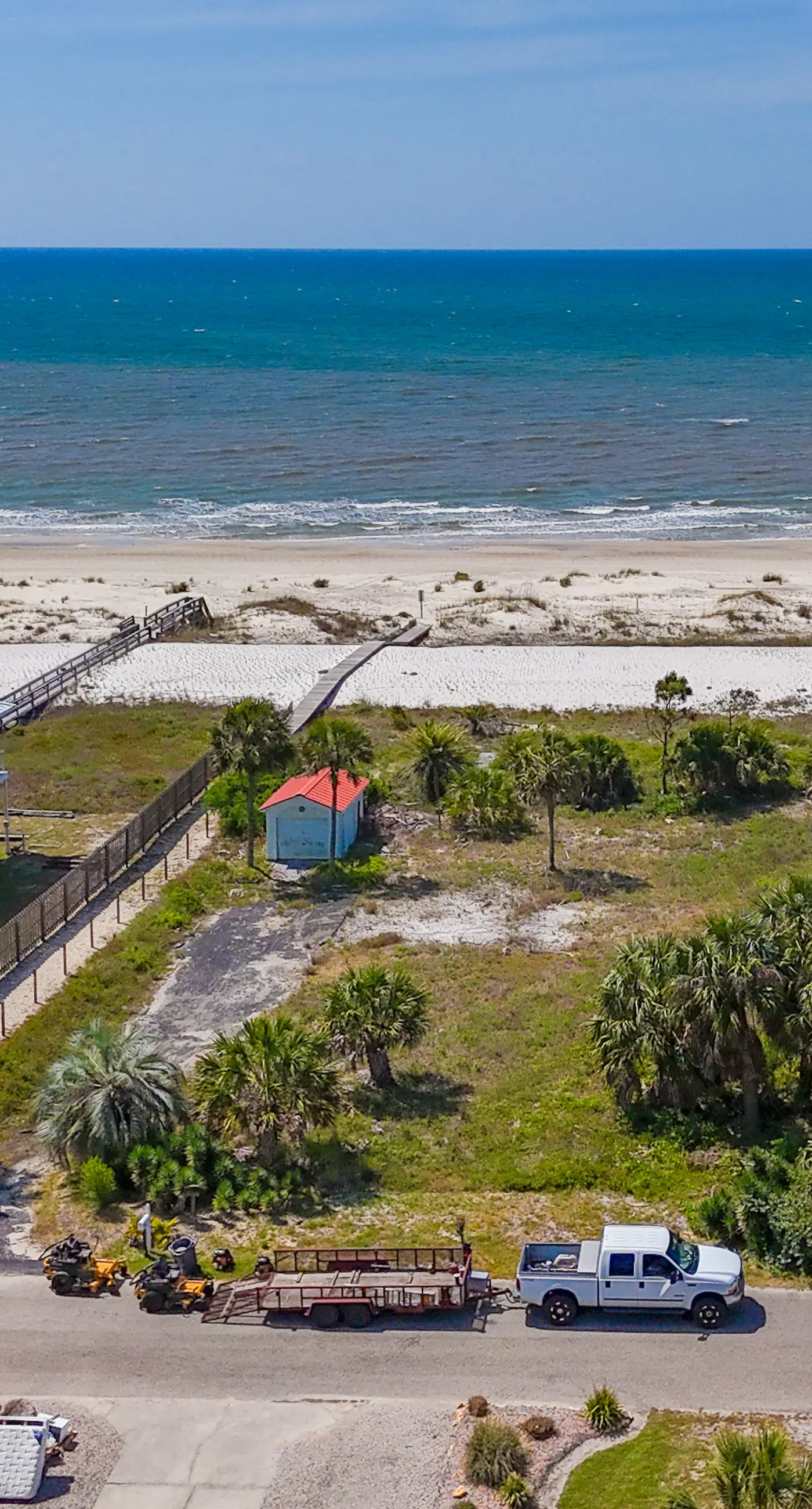 Charming beach house with a Gulf view, patio, deck, washer&dryer, & AC