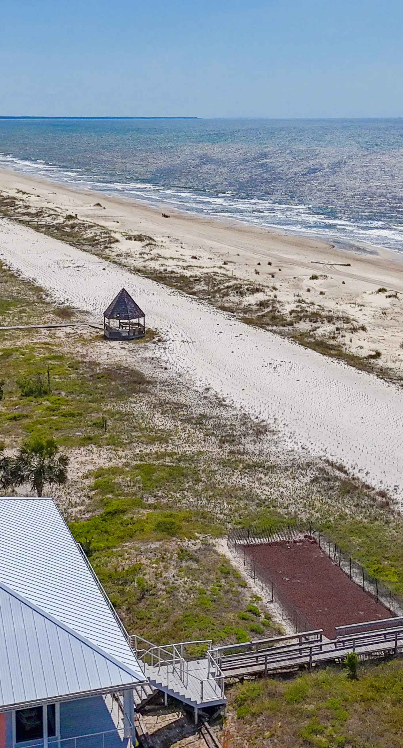 Charming beach house with a Gulf view, patio, deck, washer&dryer, & AC